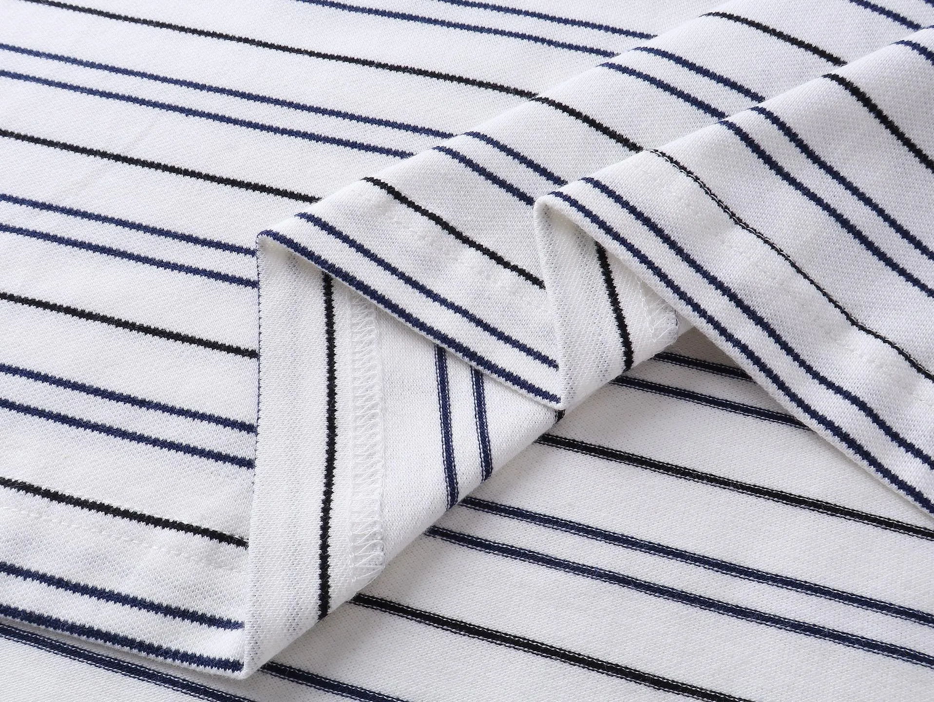 🅿️220 real photos [Top version. Official website quality] BALENCI*GA/Paris #2025 new simple striped chest embroidered POLO shirt, full of design, seamless side strips, heavy production.  Welcome to compare. The fabric is made of Paris ZP custom-woven and dyed cotton pique, with a weight of 260 grams. The cloth surface is clean. The cloth pattern is clear, soft and comfortable. The threads are woven and dyed with no color difference. The embroidered LOGO is embroidered using imported Tajima embroidery machine. The effect is three-dimensional. Restore brick cabinet, adopt OS loose shoulder style. Same style for men and women. Code: BL252206 Color: blue, white Size: XS S M L