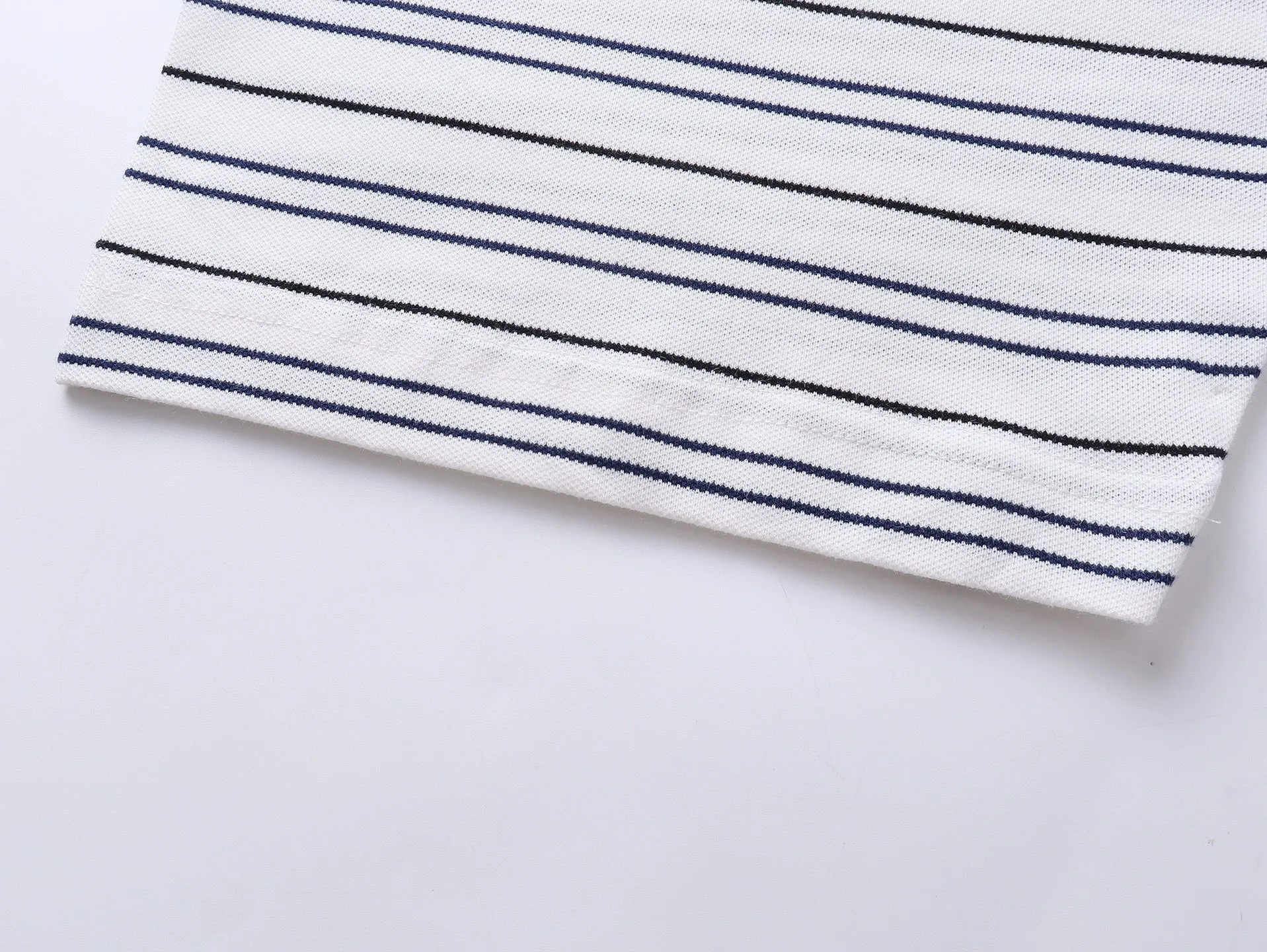 🅿️220 real photos [Top version. Official website quality] BALENCI*GA/Paris #2025 new simple striped chest embroidered POLO shirt, full of design, seamless side strips, heavy production.  Welcome to compare. The fabric is made of Paris ZP custom-woven and dyed cotton pique, with a weight of 260 grams. The cloth surface is clean. The cloth pattern is clear, soft and comfortable. The threads are woven and dyed with no color difference. The embroidered LOGO is embroidered using imported Tajima embroidery machine. The effect is three-dimensional. Restore brick cabinet, adopt OS loose shoulder style. Same style for men and women. Code: BL252206 Color: blue, white Size: XS S M L