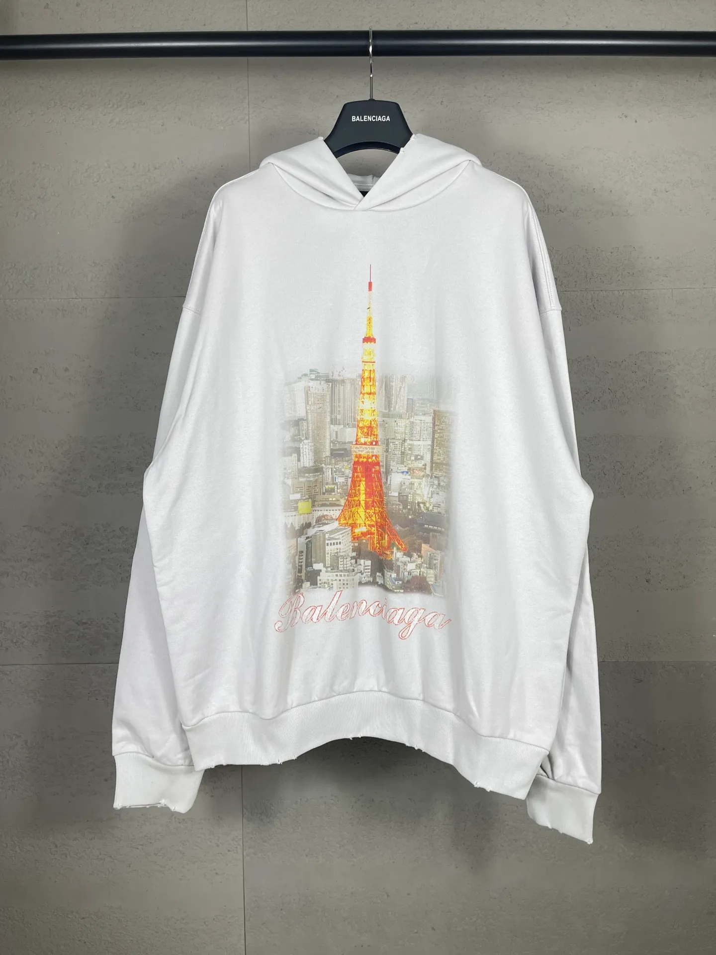 🅿️340 real photos [Top version. Official website quality] BALENCI*GA/Paris. 2024 new style, Paris. Japan Tokyo Tower limited edition. Front and rear panels direct-injection printing, washed and distressed hooded sweatshirt, 2024 new style. Y plate customization. Special market currency. Brick cabinets are synchronized. Genuine products are developed at the first time, and you can print and compare! The fabric is made of Paris ZP custom-woven and dyed cotton sweatshirt. Weighing 460 grams, the cloth surface is clean. The cloth pattern is clear, soft and comfortable. The threads are dyed with no color difference. The printing uses environmentally friendly imported materials for direct-injection printing, with clear letters and three-dimensional effect. The entire garment is washed, distressed and worn. The version adopts OS loose shoulder design. Same style for men and women. Code: BL238933 Color: black and blue, gray and white Size: XS S M L