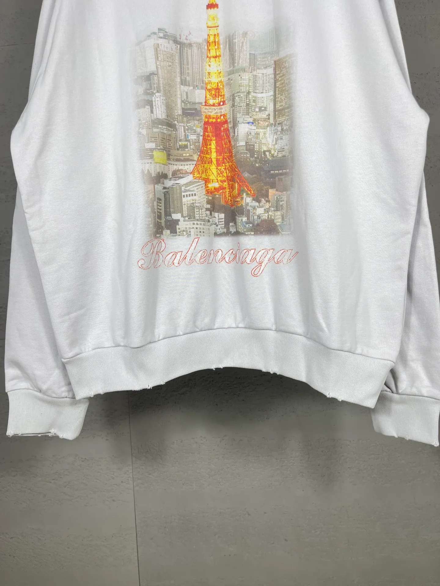 🅿️340 real photos [Top version. Official website quality] BALENCI*GA/Paris. 2024 new style, Paris. Japan Tokyo Tower limited edition. Front and rear panels direct-injection printing, washed and distressed hooded sweatshirt, 2024 new style. Y plate customization. Special market currency. Brick cabinets are synchronized. Genuine products are developed at the first time, and you can print and compare! The fabric is made of Paris ZP custom-woven and dyed cotton sweatshirt. Weighing 460 grams, the cloth surface is clean. The cloth pattern is clear, soft and comfortable. The threads are dyed with no color difference. The printing uses environmentally friendly imported materials for direct-injection printing, with clear letters and three-dimensional effect. The entire garment is washed, distressed and worn. The version adopts OS loose shoulder design. Same style for men and women. Code: BL238933 Color: black and blue, gray and white Size: XS S M L