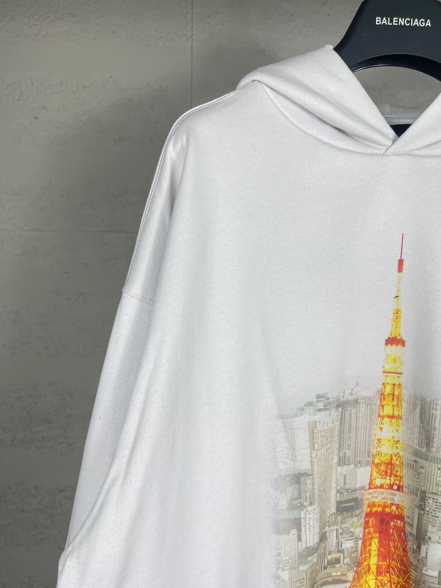 🅿️340 real photos [Top version. Official website quality] BALENCI*GA/Paris. 2024 new style, Paris. Japan Tokyo Tower limited edition. Front and rear panels direct-injection printing, washed and distressed hooded sweatshirt, 2024 new style. Y plate customization. Special market currency. Brick cabinets are synchronized. Genuine products are developed at the first time, and you can print and compare! The fabric is made of Paris ZP custom-woven and dyed cotton sweatshirt. Weighing 460 grams, the cloth surface is clean. The cloth pattern is clear, soft and comfortable. The threads are dyed with no color difference. The printing uses environmentally friendly imported materials for direct-injection printing, with clear letters and three-dimensional effect. The entire garment is washed, distressed and worn. The version adopts OS loose shoulder design. Same style for men and women. Code: BL238933 Color: black and blue, gray and white Size: XS S M L