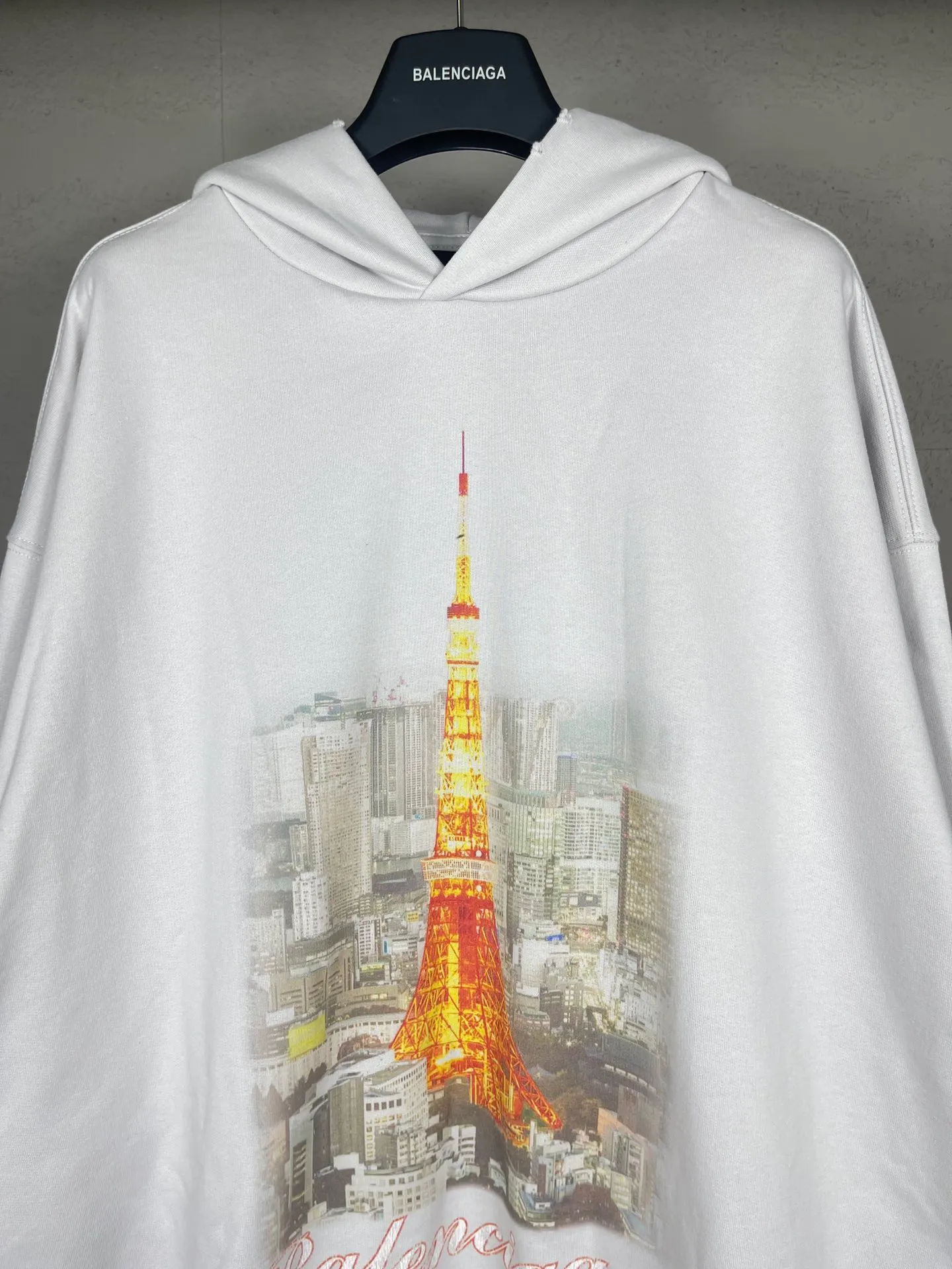 🅿️340 real photos [Top version. Official website quality] BALENCI*GA/Paris. 2024 new style, Paris. Japan Tokyo Tower limited edition. Front and rear panels direct-injection printing, washed and distressed hooded sweatshirt, 2024 new style. Y plate customization. Special market currency. Brick cabinets are synchronized. Genuine products are developed at the first time, and you can print and compare! The fabric is made of Paris ZP custom-woven and dyed cotton sweatshirt. Weighing 460 grams, the cloth surface is clean. The cloth pattern is clear, soft and comfortable. The threads are dyed with no color difference. The printing uses environmentally friendly imported materials for direct-injection printing, with clear letters and three-dimensional effect. The entire garment is washed, distressed and worn. The version adopts OS loose shoulder design. Same style for men and women. Code: BL238933 Color: black and blue, gray and white Size: XS S M L
