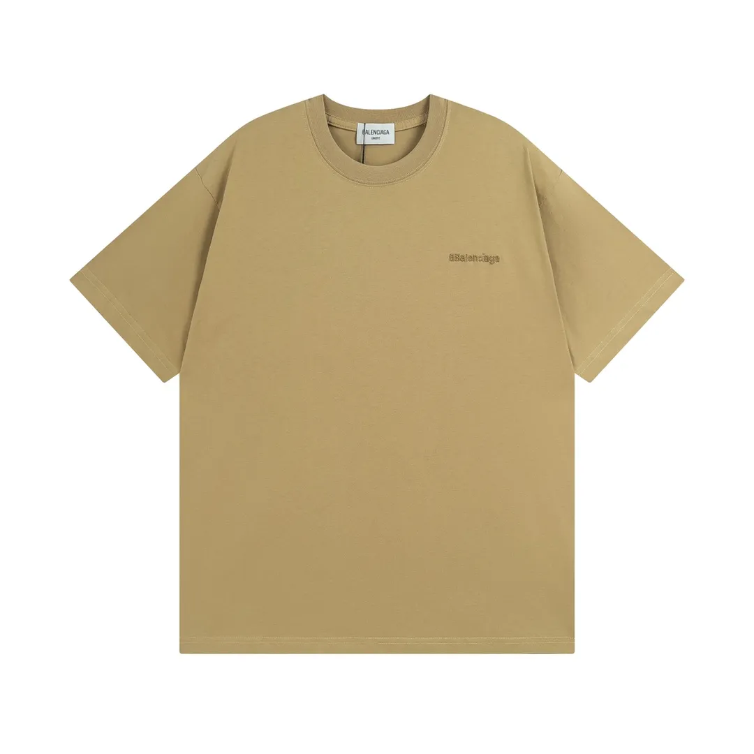 🅿️160 Detailed Picture [Top version. Official website quality] BALENCI*GA/Paris#Classic letter BB small English LOGO embroidered short-sleeved T-shirt# The fabric is made of Paris ZP custom-woven and dyed cotton double yarn. Weighing 260 grams, the cloth surface is clean. The cloth pattern is clear, soft and comfortable. The threads are dyed with no color difference. The classic pattern embroidery uses an imported embroidery machine, and the embroidery thread color is embroidered according to the original color. It is produced according to the pictures in the special market. The letters are clear. The three-dimensional effect is strong. The version adopts the OS loose shoulder version. The same style for men and women. Coding: BL223075 Color: Black. White. Khaki. Gray Size: XS to L