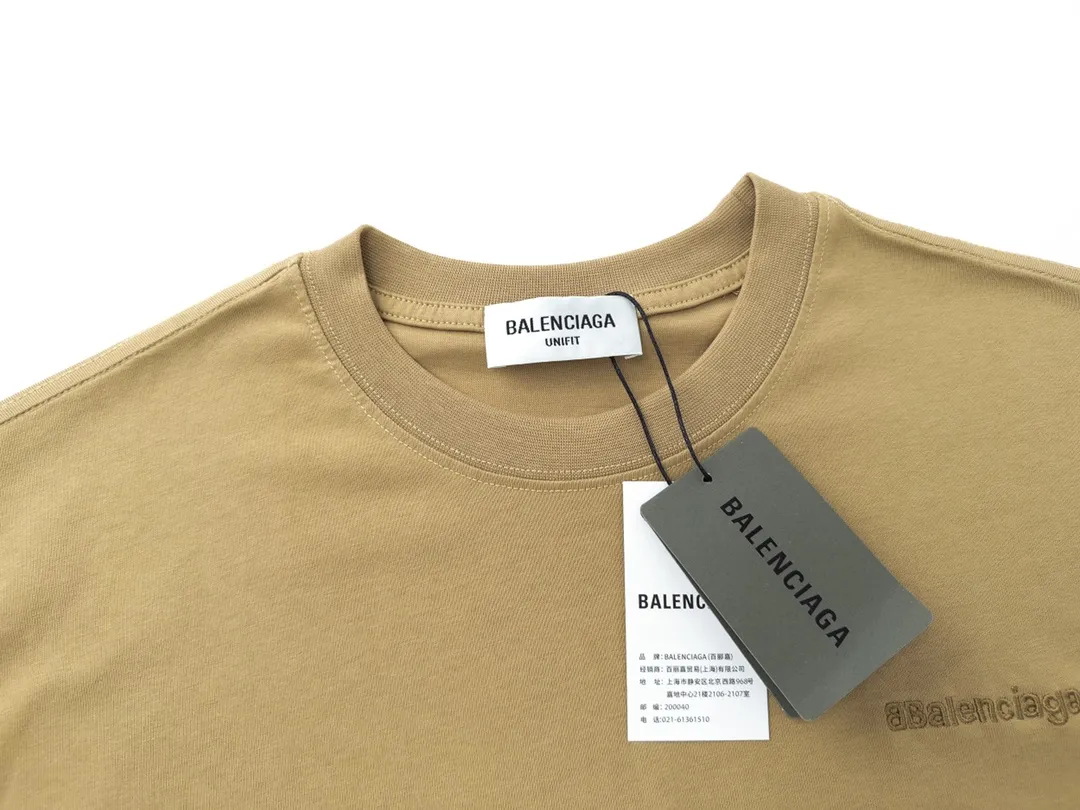 🅿️160 Detailed Picture [Top version. Official website quality] BALENCI*GA/Paris#Classic letter BB small English LOGO embroidered short-sleeved T-shirt# The fabric is made of Paris ZP custom-woven and dyed cotton double yarn. Weighing 260 grams, the cloth surface is clean. The cloth pattern is clear, soft and comfortable. The threads are dyed with no color difference. The classic pattern embroidery uses an imported embroidery machine, and the embroidery thread color is embroidered according to the original color. It is produced according to the pictures in the special market. The letters are clear. The three-dimensional effect is strong. The version adopts the OS loose shoulder version. The same style for men and women. Coding: BL223075 Color: Black. White. Khaki. Gray Size: XS to L