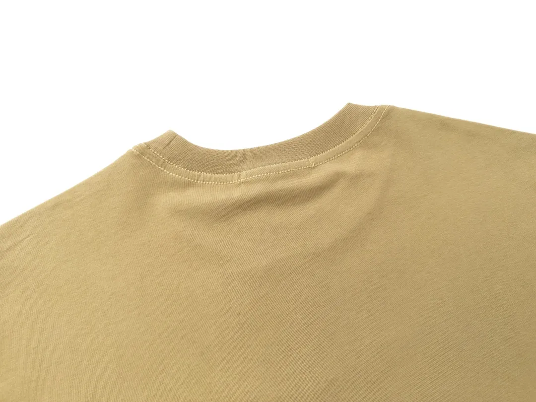 🅿️160 Detailed Picture [Top version. Official website quality] BALENCI*GA/Paris#Classic letter BB small English LOGO embroidered short-sleeved T-shirt# The fabric is made of Paris ZP custom-woven and dyed cotton double yarn. Weighing 260 grams, the cloth surface is clean. The cloth pattern is clear, soft and comfortable. The threads are dyed with no color difference. The classic pattern embroidery uses an imported embroidery machine, and the embroidery thread color is embroidered according to the original color. It is produced according to the pictures in the special market. The letters are clear. The three-dimensional effect is strong. The version adopts the OS loose shoulder version. The same style for men and women. Coding: BL223075 Color: Black. White. Khaki. Gray Size: XS to L