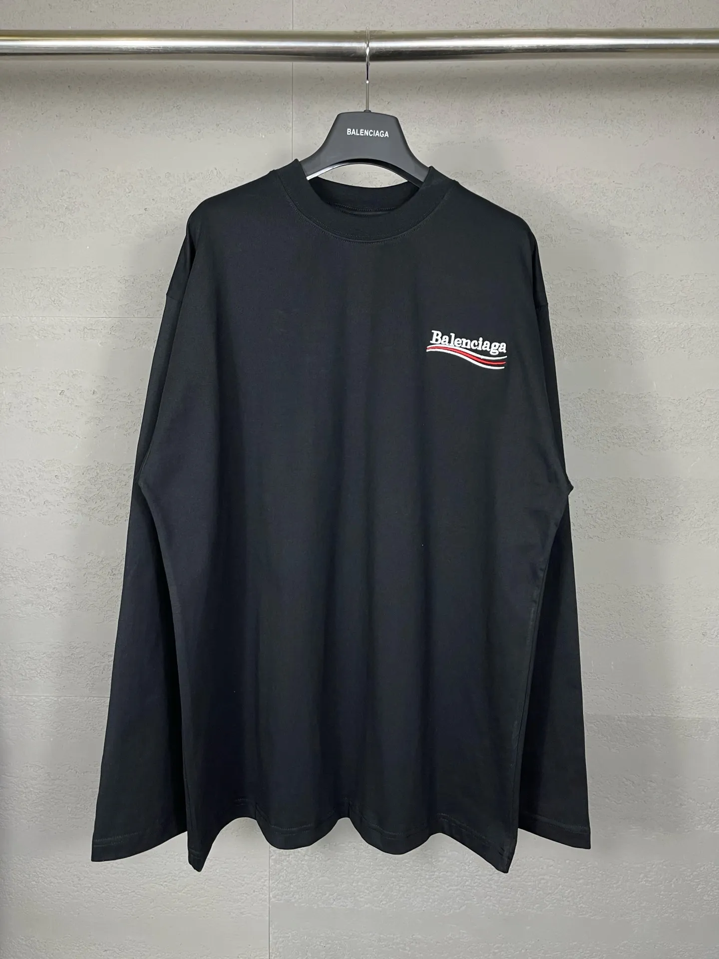 🅿️190 Real photos [Top version. Official website quality] BALENCI*GA/Paris#Classic.Coke embroidered long-sleeved T-shirt# The fabric is made of Paris ZP custom-woven and dyed cotton double yarn. Weighing 260 grams, the cloth surface is clean. The cloth pattern is clear, soft and comfortable. The threads are dyed with no color difference. The classic pattern embroidery uses an imported embroidery machine, and the embroidery thread color is embroidered according to the original color. It is produced according to the pictures in the Jubie market. The letters are clear. The three-dimensional effect is strong. The version adopts the OS loose shoulder design. The same style for men and women. Coding: BL225007 Color: Black Size: XS S M L