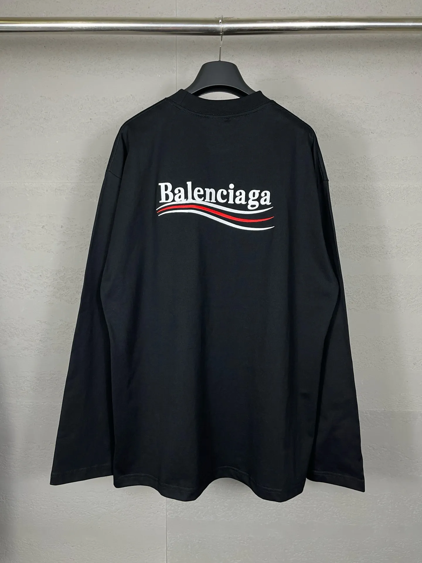 🅿️190 Real photos [Top version. Official website quality] BALENCI*GA/Paris#Classic.Coke embroidered long-sleeved T-shirt# The fabric is made of Paris ZP custom-woven and dyed cotton double yarn. Weighing 260 grams, the cloth surface is clean. The cloth pattern is clear, soft and comfortable. The threads are dyed with no color difference. The classic pattern embroidery uses an imported embroidery machine, and the embroidery thread color is embroidered according to the original color. It is produced according to the pictures in the Jubie market. The letters are clear. The three-dimensional effect is strong. The version adopts the OS loose shoulder design. The same style for men and women. Coding: BL225007 Color: Black Size: XS S M L