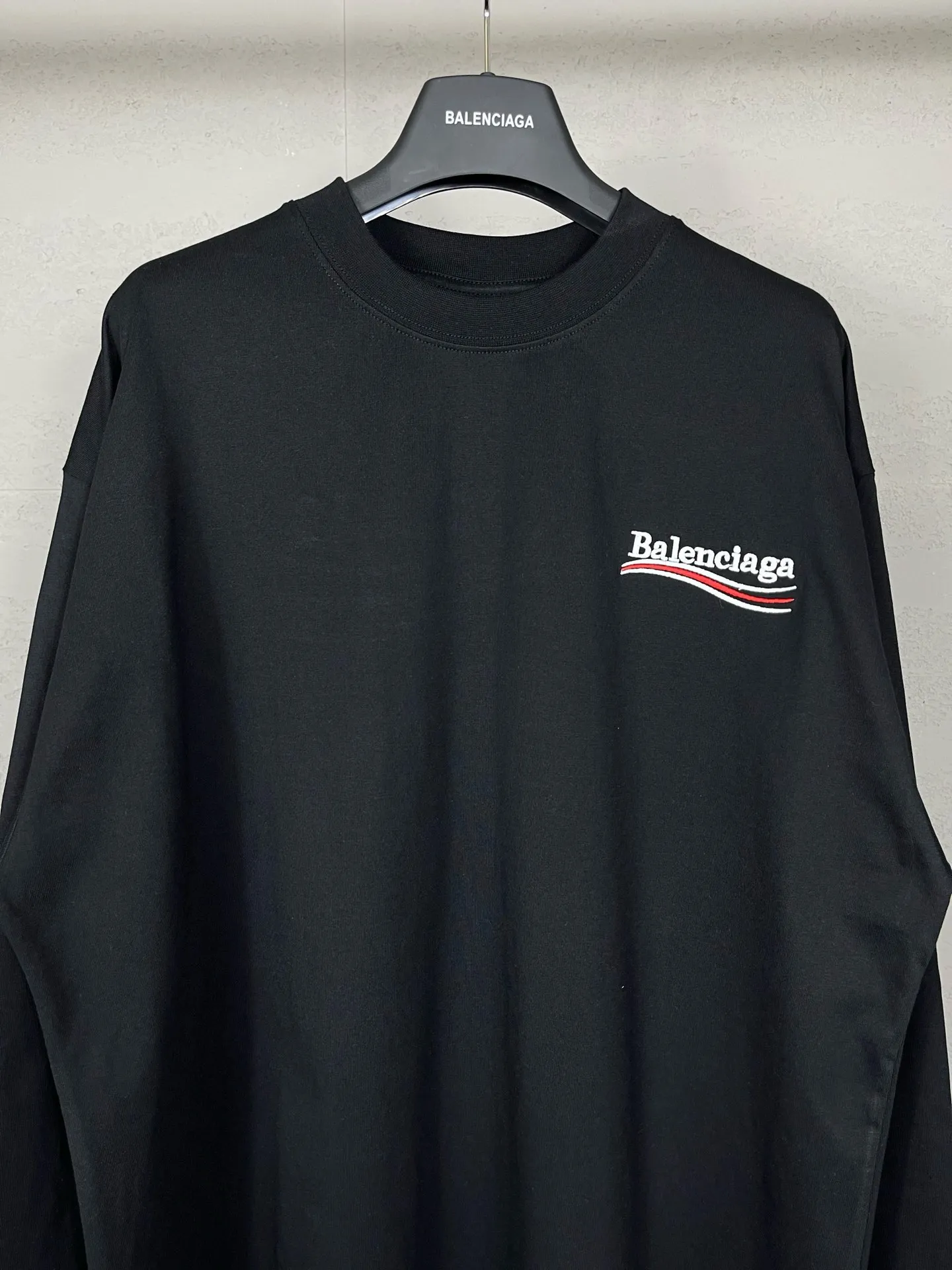 🅿️190 Real photos [Top version. Official website quality] BALENCI*GA/Paris#Classic.Coke embroidered long-sleeved T-shirt# The fabric is made of Paris ZP custom-woven and dyed cotton double yarn. Weighing 260 grams, the cloth surface is clean. The cloth pattern is clear, soft and comfortable. The threads are dyed with no color difference. The classic pattern embroidery uses an imported embroidery machine, and the embroidery thread color is embroidered according to the original color. It is produced according to the pictures in the Jubie market. The letters are clear. The three-dimensional effect is strong. The version adopts the OS loose shoulder design. The same style for men and women. Coding: BL225007 Color: Black Size: XS S M L