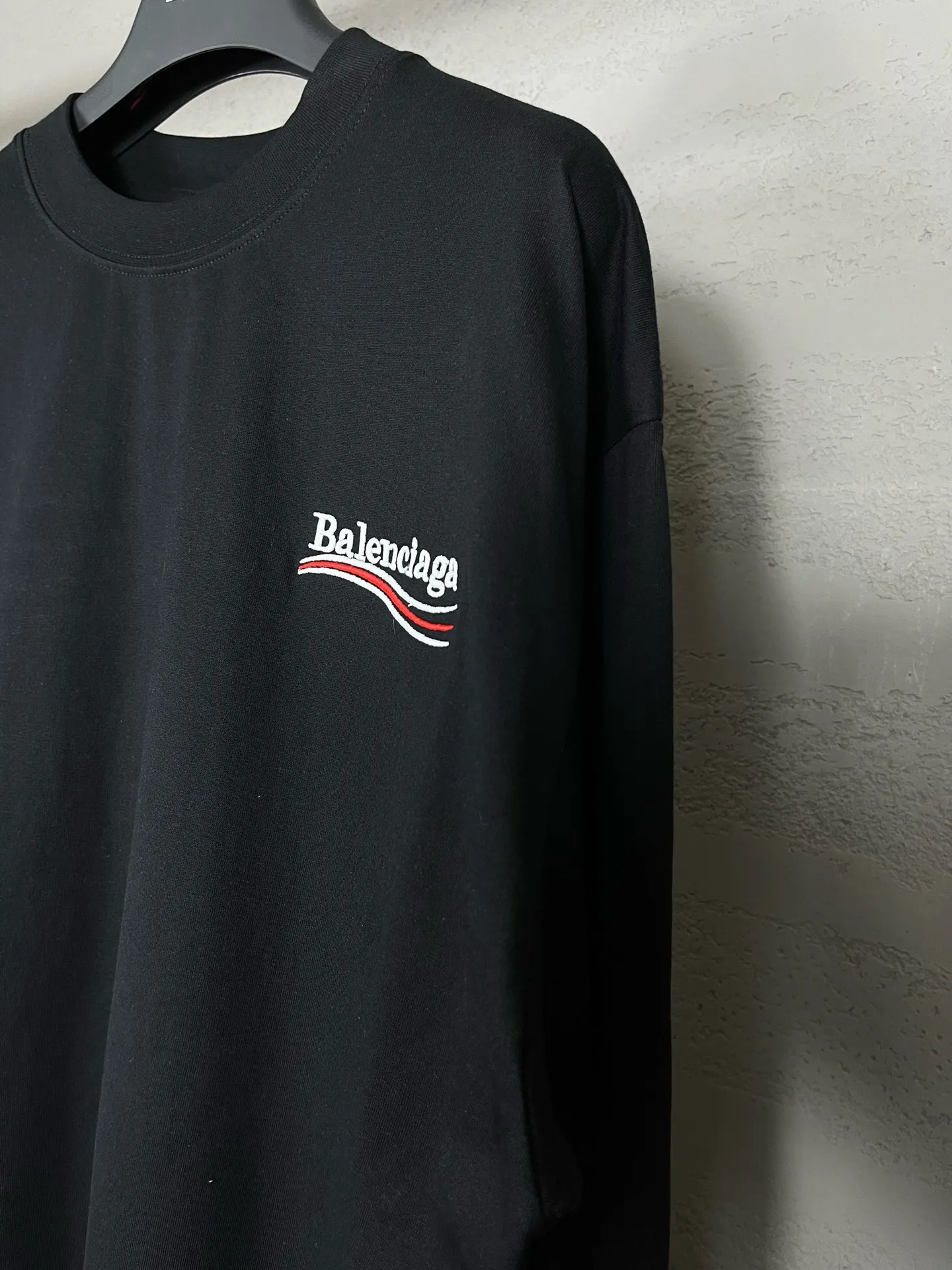 🅿️190 Real photos [Top version. Official website quality] BALENCI*GA/Paris#Classic.Coke embroidered long-sleeved T-shirt# The fabric is made of Paris ZP custom-woven and dyed cotton double yarn. Weighing 260 grams, the cloth surface is clean. The cloth pattern is clear, soft and comfortable. The threads are dyed with no color difference. The classic pattern embroidery uses an imported embroidery machine, and the embroidery thread color is embroidered according to the original color. It is produced according to the pictures in the Jubie market. The letters are clear. The three-dimensional effect is strong. The version adopts the OS loose shoulder design. The same style for men and women. Coding: BL225007 Color: Black Size: XS S M L