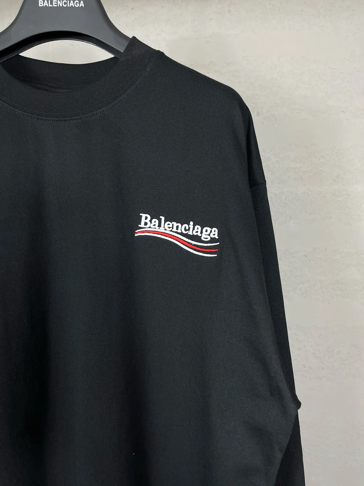 🅿️190 Real photos [Top version. Official website quality] BALENCI*GA/Paris#Classic.Coke embroidered long-sleeved T-shirt# The fabric is made of Paris ZP custom-woven and dyed cotton double yarn. Weighing 260 grams, the cloth surface is clean. The cloth pattern is clear, soft and comfortable. The threads are dyed with no color difference. The classic pattern embroidery uses an imported embroidery machine, and the embroidery thread color is embroidered according to the original color. It is produced according to the pictures in the Jubie market. The letters are clear. The three-dimensional effect is strong. The version adopts the OS loose shoulder design. The same style for men and women. Coding: BL225007 Color: Black Size: XS S M L