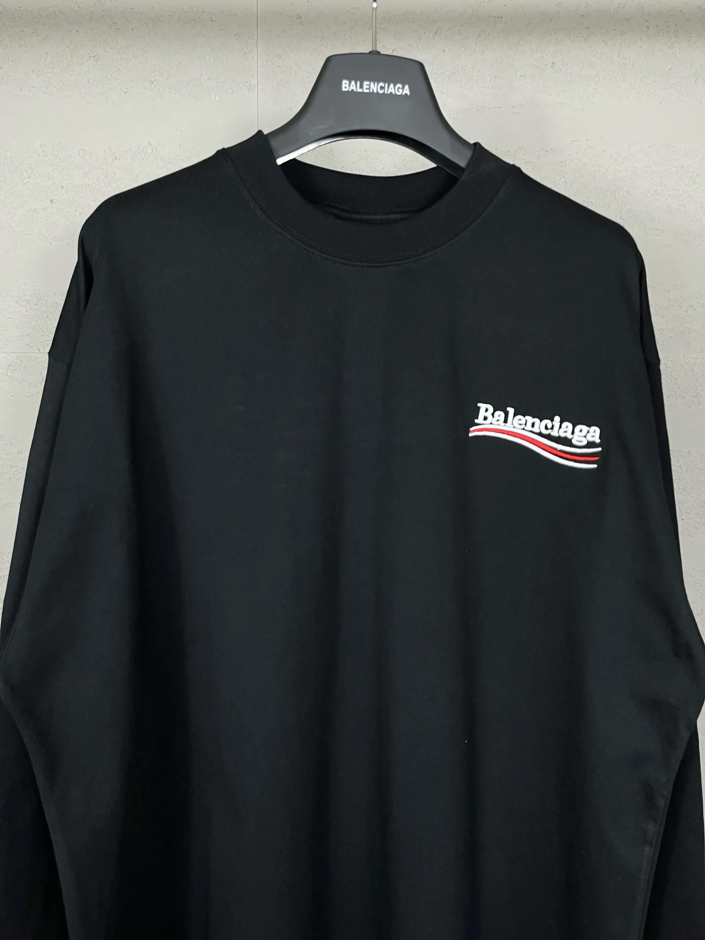 🅿️190 Real photos [Top version. Official website quality] BALENCI*GA/Paris#Classic.Coke embroidered long-sleeved T-shirt# The fabric is made of Paris ZP custom-woven and dyed cotton double yarn. Weighing 260 grams, the cloth surface is clean. The cloth pattern is clear, soft and comfortable. The threads are dyed with no color difference. The classic pattern embroidery uses an imported embroidery machine, and the embroidery thread color is embroidered according to the original color. It is produced according to the pictures in the Jubie market. The letters are clear. The three-dimensional effect is strong. The version adopts the OS loose shoulder design. The same style for men and women. Coding: BL225007 Color: Black Size: XS S M L