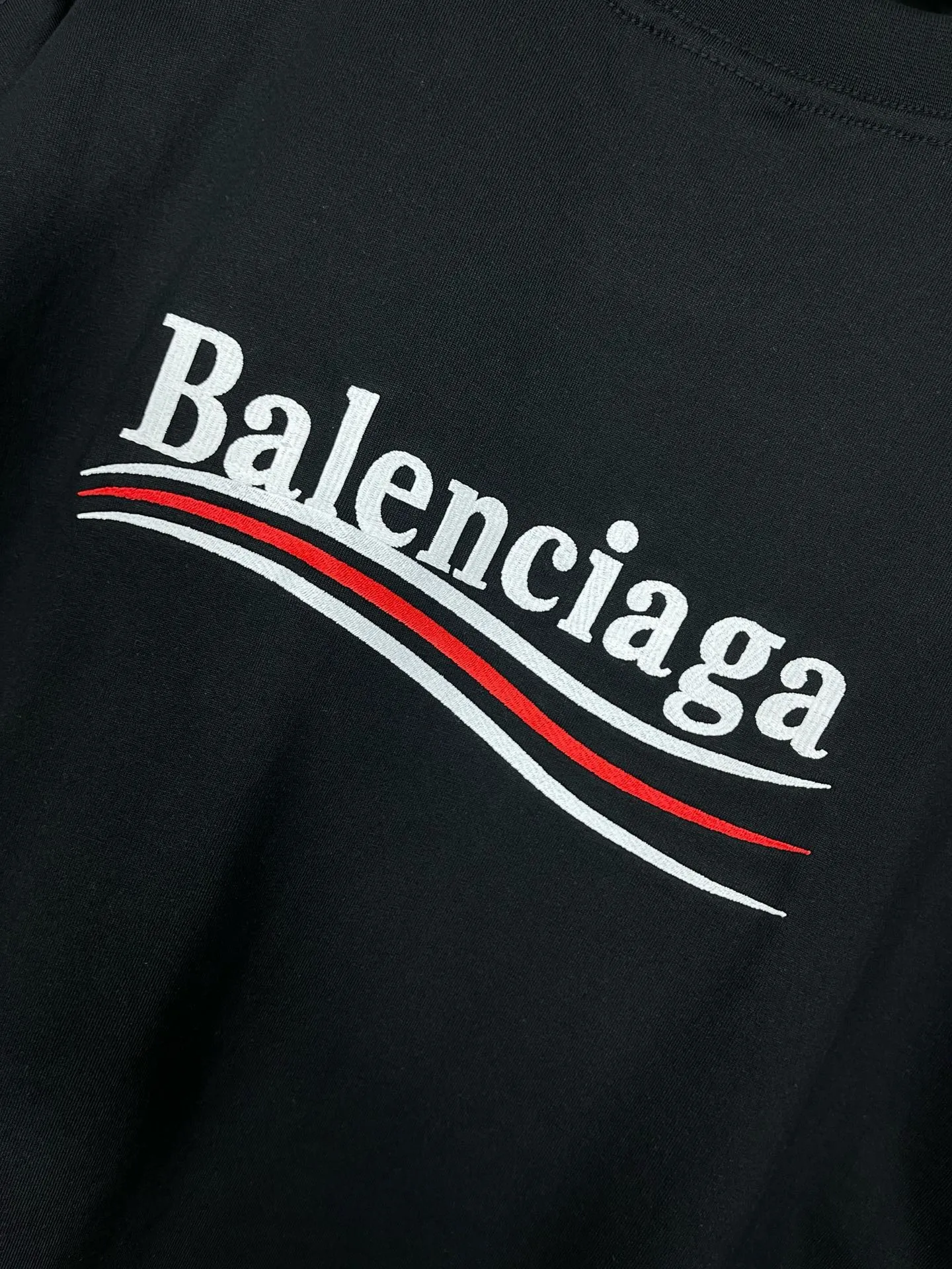 🅿️190 Real photos [Top version. Official website quality] BALENCI*GA/Paris#Classic.Coke embroidered long-sleeved T-shirt# The fabric is made of Paris ZP custom-woven and dyed cotton double yarn. Weighing 260 grams, the cloth surface is clean. The cloth pattern is clear, soft and comfortable. The threads are dyed with no color difference. The classic pattern embroidery uses an imported embroidery machine, and the embroidery thread color is embroidered according to the original color. It is produced according to the pictures in the Jubie market. The letters are clear. The three-dimensional effect is strong. The version adopts the OS loose shoulder design. The same style for men and women. Coding: BL225007 Color: Black Size: XS S M L