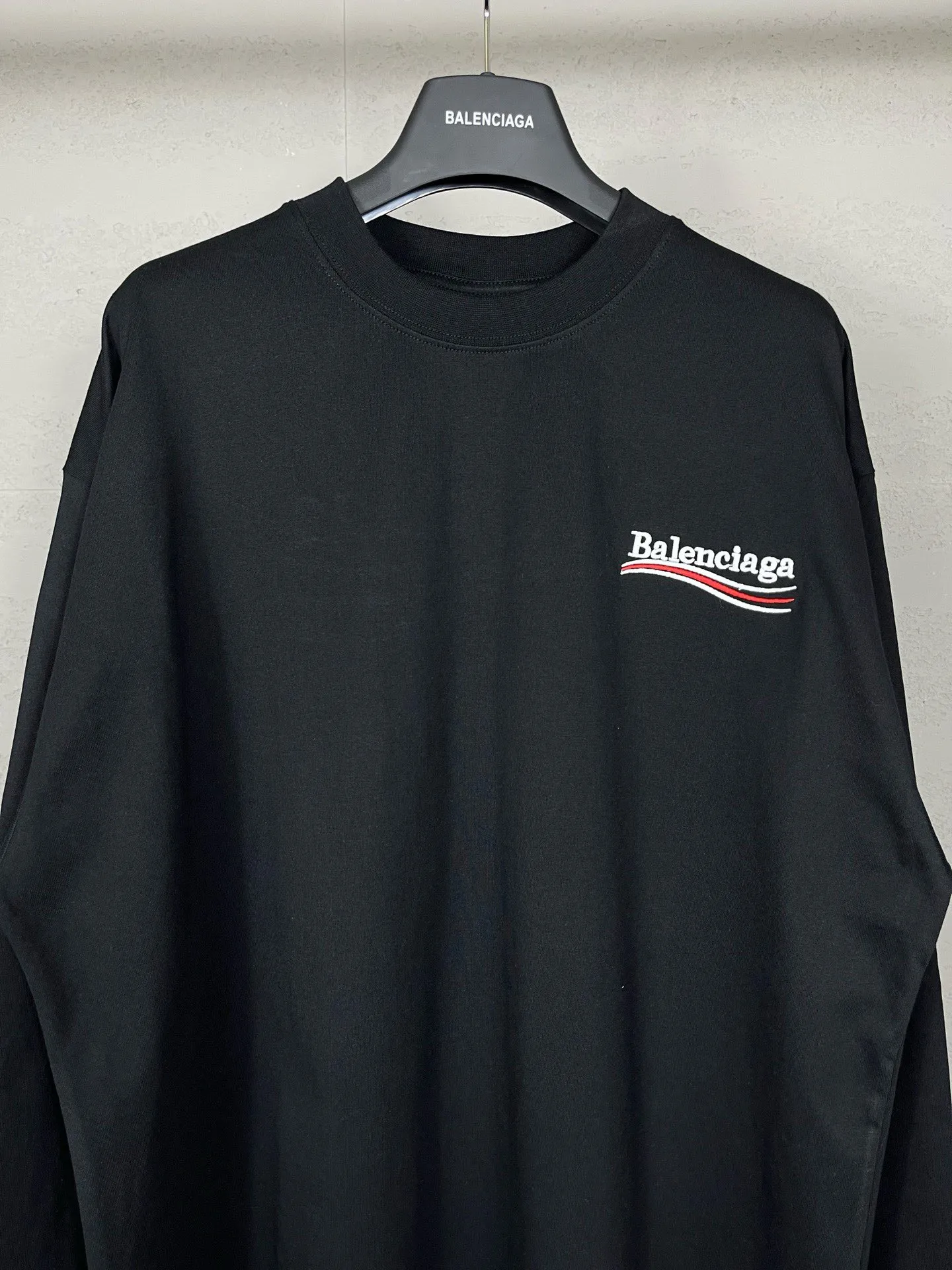 🅿️190 Real photos [Top version. Official website quality] BALENCI*GA/Paris#Classic.Coke embroidered long-sleeved T-shirt# The fabric is made of Paris ZP custom-woven and dyed cotton double yarn. Weighing 260 grams, the cloth surface is clean. The cloth pattern is clear, soft and comfortable. The threads are dyed with no color difference. The classic pattern embroidery uses an imported embroidery machine, and the embroidery thread color is embroidered according to the original color. It is produced according to the pictures in the Jubie market. The letters are clear. The three-dimensional effect is strong. The version adopts the OS loose shoulder design. The same style for men and women. Coding: BL225007 Color: Black Size: XS S M L