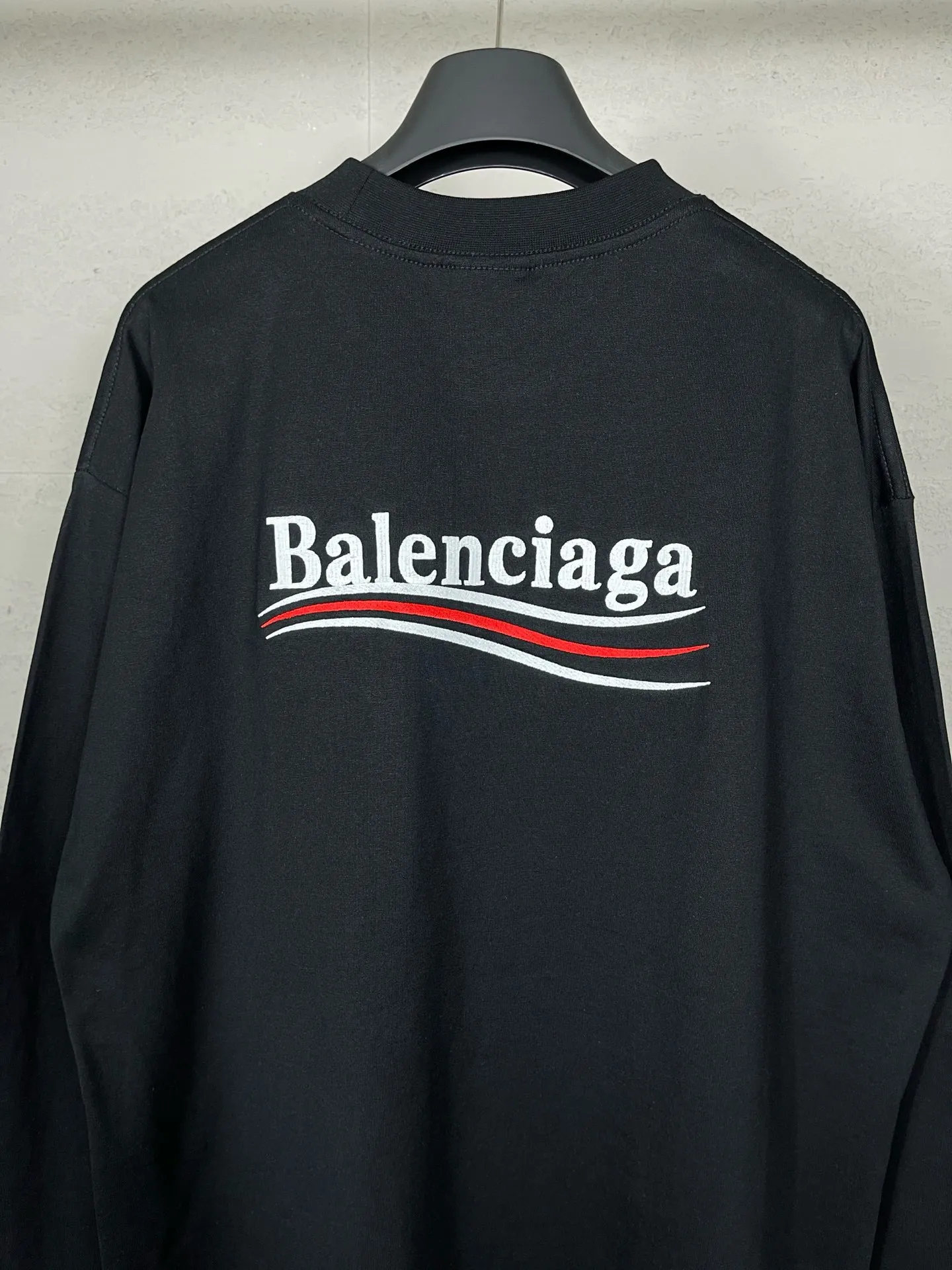 🅿️190 Real photos [Top version. Official website quality] BALENCI*GA/Paris#Classic.Coke embroidered long-sleeved T-shirt# The fabric is made of Paris ZP custom-woven and dyed cotton double yarn. Weighing 260 grams, the cloth surface is clean. The cloth pattern is clear, soft and comfortable. The threads are dyed with no color difference. The classic pattern embroidery uses an imported embroidery machine, and the embroidery thread color is embroidered according to the original color. It is produced according to the pictures in the Jubie market. The letters are clear. The three-dimensional effect is strong. The version adopts the OS loose shoulder design. The same style for men and women. Coding: BL225007 Color: Black Size: XS S M L