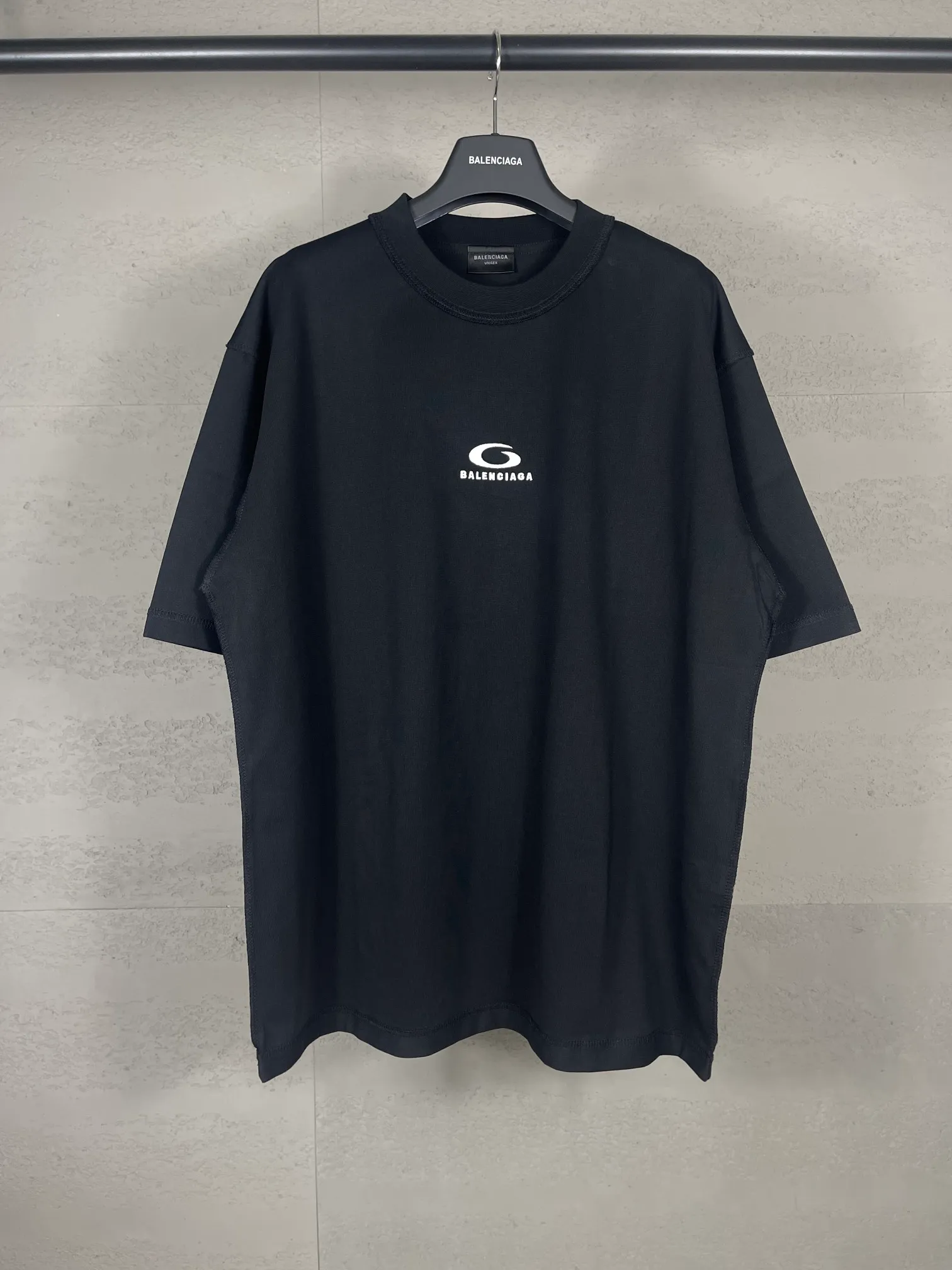 🅿️194 Real photos [Top version. Official website quality] BALENCI*GA/Paris #2025 new LOOP SPORTS letter LOGO short-sleeved T-shirt with embroidery on the chest. The ready-made garment is stitched on the reverse side, full of design. Welcome to compare. The fabric is made of Paris ZP custom-woven and dyed cotton double yarn, weight 260 grams, clean cloth surface, clear cloth pattern, soft and comfortable. The threads are dyed with no color difference. The classic letter LOGO is embroidered using imported Tajima embroidery machine. The letters are clear and the effect is three-dimensional. Restore the brick cabinet, adopt OS loose shoulder style. Same style for men and women. Code: BL253616 Color: Black Size: XS S M L