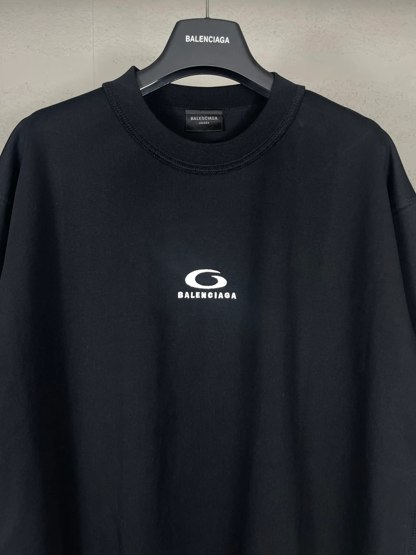 🅿️194 Real photos [Top version. Official website quality] BALENCI*GA/Paris #2025 new LOOP SPORTS letter LOGO short-sleeved T-shirt with embroidery on the chest. The ready-made garment is stitched on the reverse side, full of design. Welcome to compare. The fabric is made of Paris ZP custom-woven and dyed cotton double yarn, weight 260 grams, clean cloth surface, clear cloth pattern, soft and comfortable. The threads are dyed with no color difference. The classic letter LOGO is embroidered using imported Tajima embroidery machine. The letters are clear and the effect is three-dimensional. Restore the brick cabinet, adopt OS loose shoulder style. Same style for men and women. Code: BL253616 Color: Black Size: XS S M L