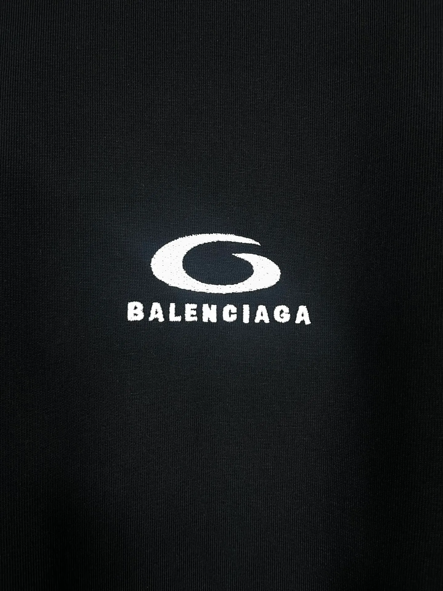 🅿️194 Real photos [Top version. Official website quality] BALENCI*GA/Paris #2025 new LOOP SPORTS letter LOGO short-sleeved T-shirt with embroidery on the chest. The ready-made garment is stitched on the reverse side, full of design. Welcome to compare. The fabric is made of Paris ZP custom-woven and dyed cotton double yarn, weight 260 grams, clean cloth surface, clear cloth pattern, soft and comfortable. The threads are dyed with no color difference. The classic letter LOGO is embroidered using imported Tajima embroidery machine. The letters are clear and the effect is three-dimensional. Restore the brick cabinet, adopt OS loose shoulder style. Same style for men and women. Code: BL253616 Color: Black Size: XS S M L