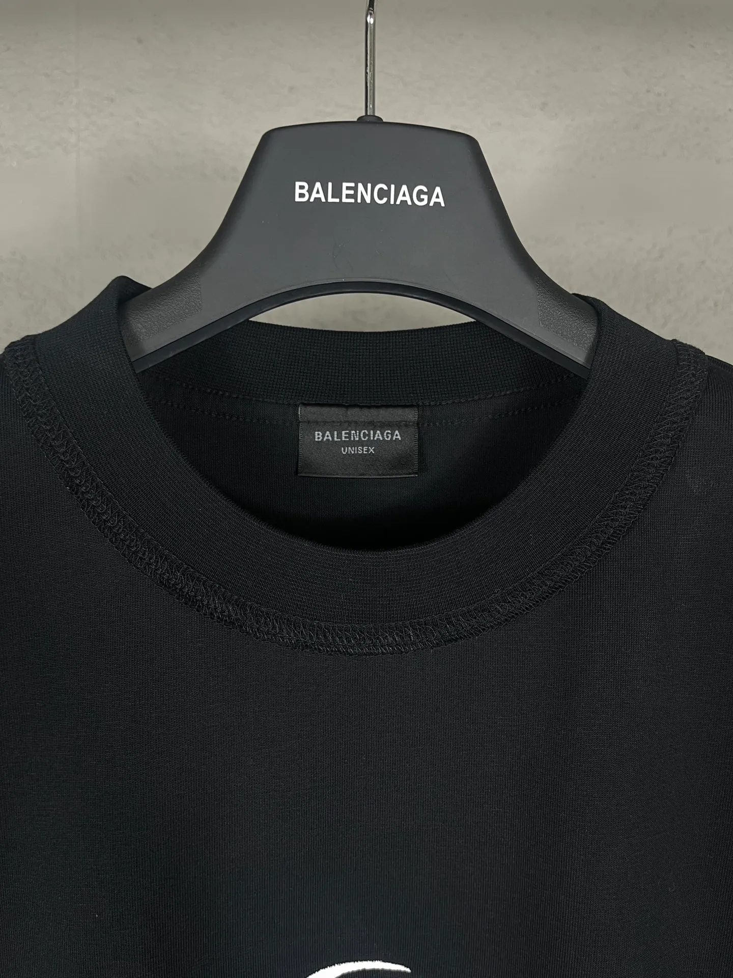 🅿️194 Real photos [Top version. Official website quality] BALENCI*GA/Paris #2025 new LOOP SPORTS letter LOGO short-sleeved T-shirt with embroidery on the chest. The ready-made garment is stitched on the reverse side, full of design. Welcome to compare. The fabric is made of Paris ZP custom-woven and dyed cotton double yarn, weight 260 grams, clean cloth surface, clear cloth pattern, soft and comfortable. The threads are dyed with no color difference. The classic letter LOGO is embroidered using imported Tajima embroidery machine. The letters are clear and the effect is three-dimensional. Restore the brick cabinet, adopt OS loose shoulder style. Same style for men and women. Code: BL253616 Color: Black Size: XS S M L