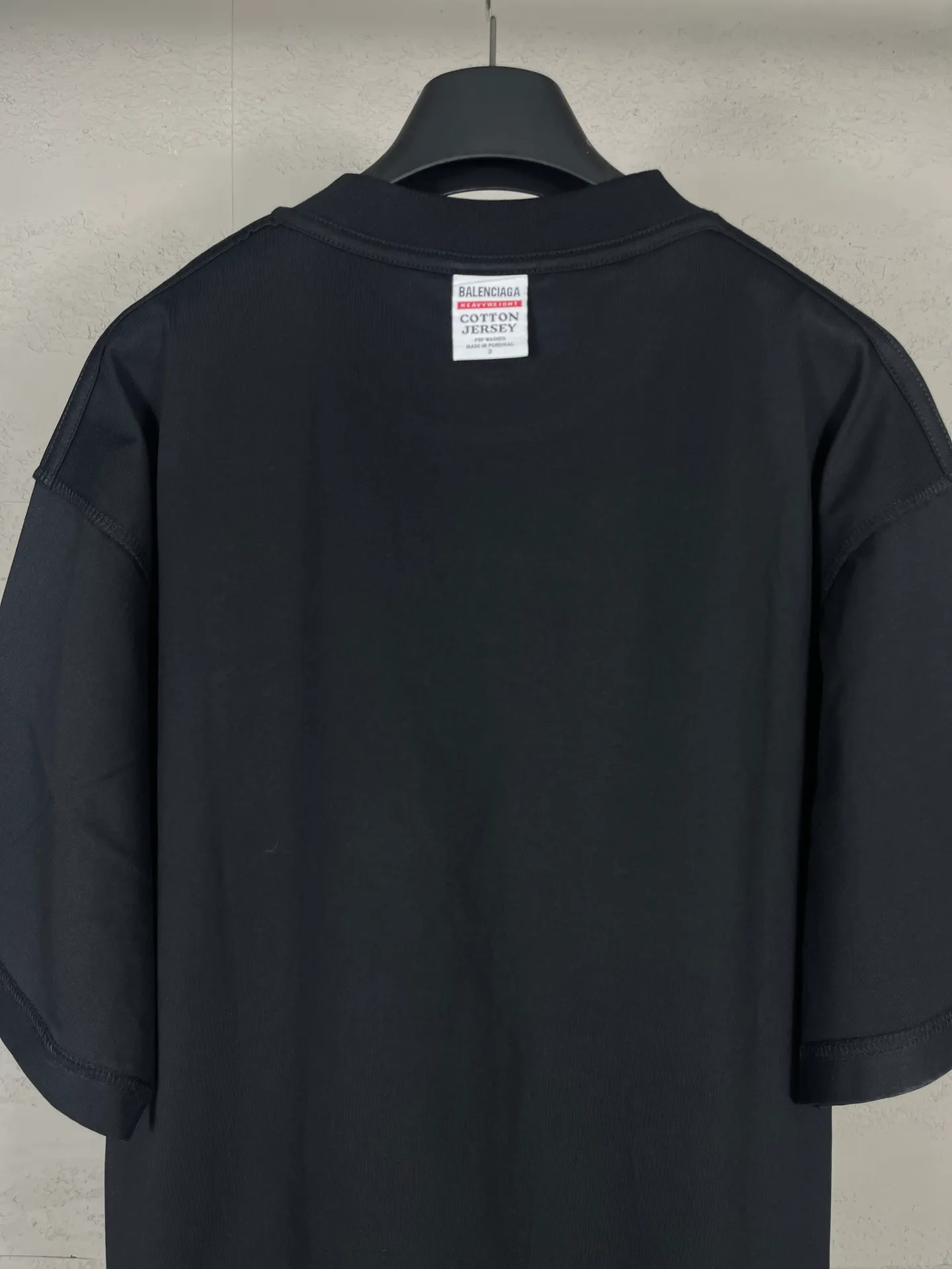 🅿️194 Real photos [Top version. Official website quality] BALENCI*GA/Paris #2025 new LOOP SPORTS letter LOGO short-sleeved T-shirt with embroidery on the chest. The ready-made garment is stitched on the reverse side, full of design. Welcome to compare. The fabric is made of Paris ZP custom-woven and dyed cotton double yarn, weight 260 grams, clean cloth surface, clear cloth pattern, soft and comfortable. The threads are dyed with no color difference. The classic letter LOGO is embroidered using imported Tajima embroidery machine. The letters are clear and the effect is three-dimensional. Restore the brick cabinet, adopt OS loose shoulder style. Same style for men and women. Code: BL253616 Color: Black Size: XS S M L