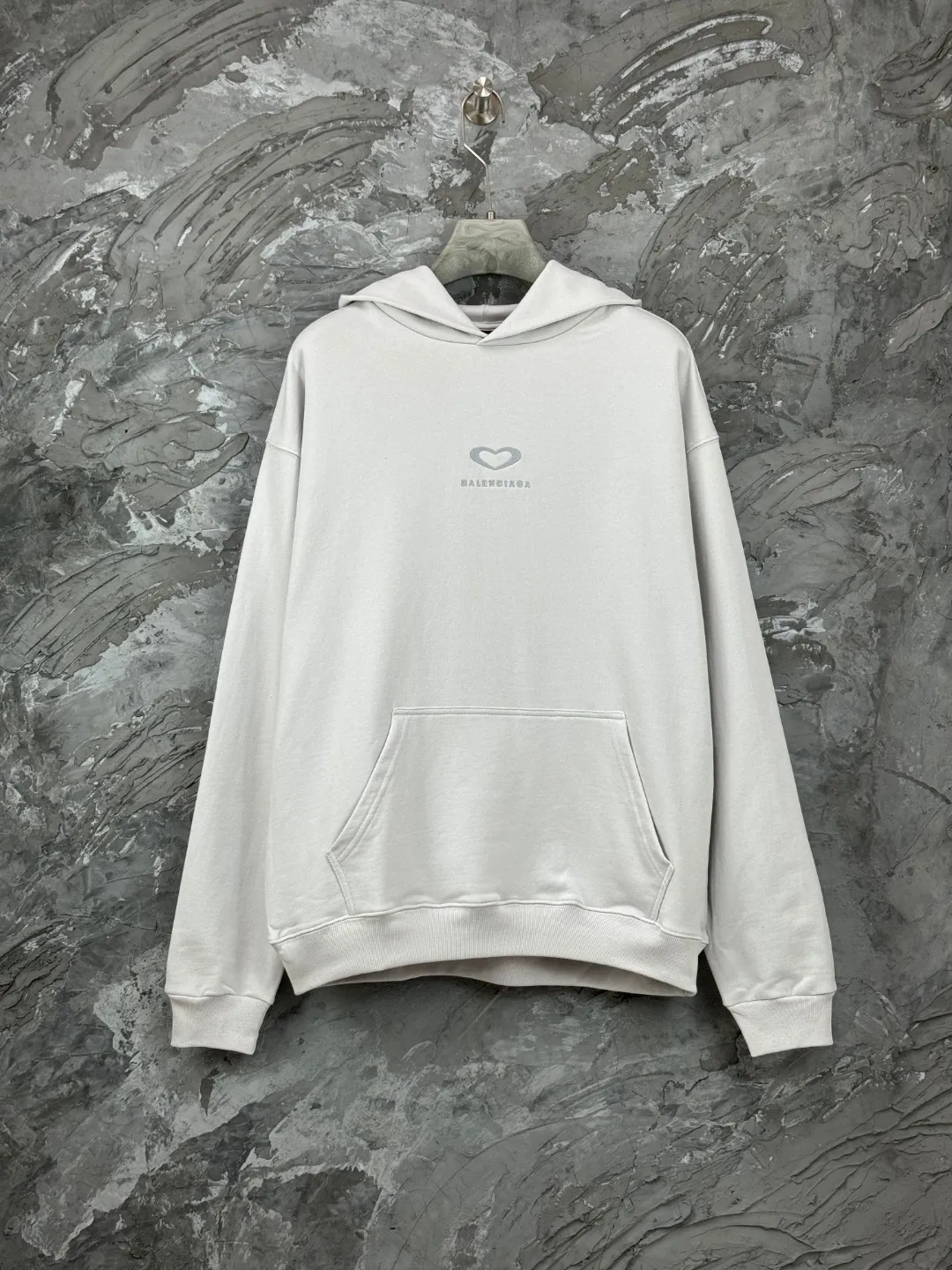 🅿️350 - BALENCI*GA Paris Chinese Valentine's Day limited edition hooded sweatshirt. The front embroidery is embroidered with an imported Tajima embroidery machine. The back letters are printed with environmentally friendly glue. Customized matching hardware. The letters are clear. The effect is three-dimensional. Exclusively matched to the pattern, woven and dyed 460g fabric. Threads are dyed in the same cylinder with zero color difference. Brick cabinet synchronization. Welcome to compare. Same style for men and women -Color: black off-white -SIZE: Xs S M L Style number 8991#