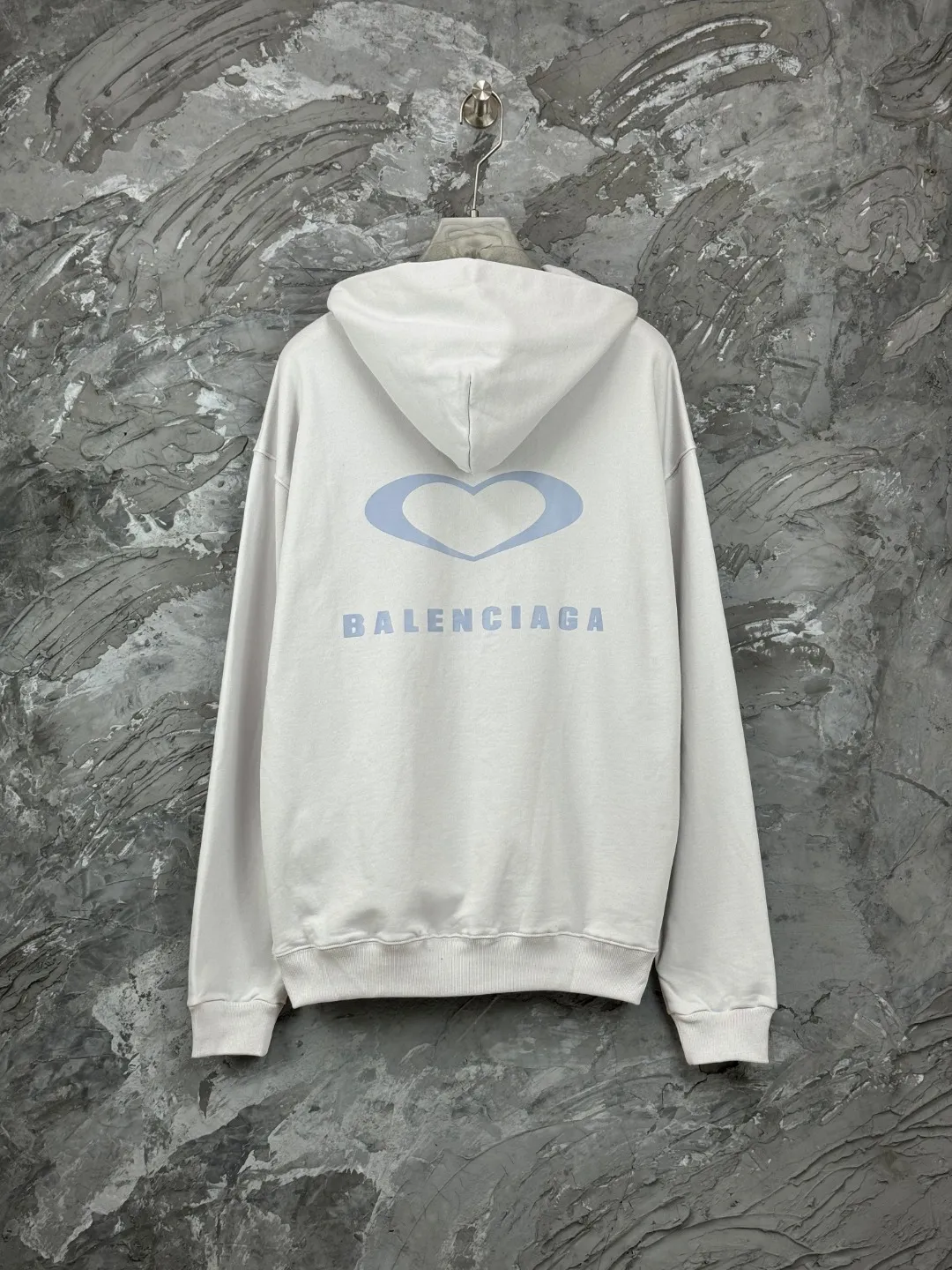 🅿️350 - BALENCI*GA Paris Chinese Valentine's Day limited edition hooded sweatshirt. The front embroidery is embroidered with an imported Tajima embroidery machine. The back letters are printed with environmentally friendly glue. Customized matching hardware. The letters are clear. The effect is three-dimensional. Exclusively matched to the pattern, woven and dyed 460g fabric. Threads are dyed in the same cylinder with zero color difference. Brick cabinet synchronization. Welcome to compare. Same style for men and women -Color: black off-white -SIZE: Xs S M L Style number 8991#
