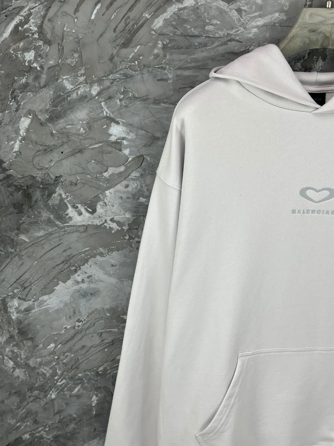 🅿️350 - BALENCI*GA Paris Chinese Valentine's Day limited edition hooded sweatshirt. The front embroidery is embroidered with an imported Tajima embroidery machine. The back letters are printed with environmentally friendly glue. Customized matching hardware. The letters are clear. The effect is three-dimensional. Exclusively matched to the pattern, woven and dyed 460g fabric. Threads are dyed in the same cylinder with zero color difference. Brick cabinet synchronization. Welcome to compare. Same style for men and women -Color: black off-white -SIZE: Xs S M L Style number 8991#