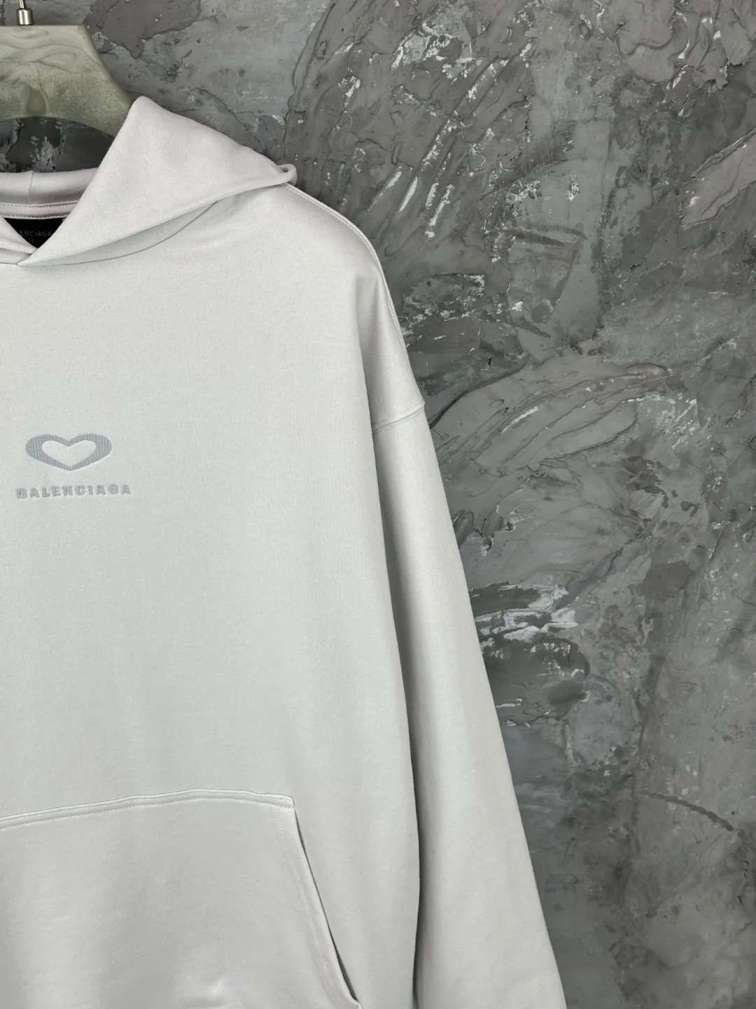 🅿️350 - BALENCI*GA Paris Chinese Valentine's Day limited edition hooded sweatshirt. The front embroidery is embroidered with an imported Tajima embroidery machine. The back letters are printed with environmentally friendly glue. Customized matching hardware. The letters are clear. The effect is three-dimensional. Exclusively matched to the pattern, woven and dyed 460g fabric. Threads are dyed in the same cylinder with zero color difference. Brick cabinet synchronization. Welcome to compare. Same style for men and women -Color: black off-white -SIZE: Xs S M L Style number 8991#