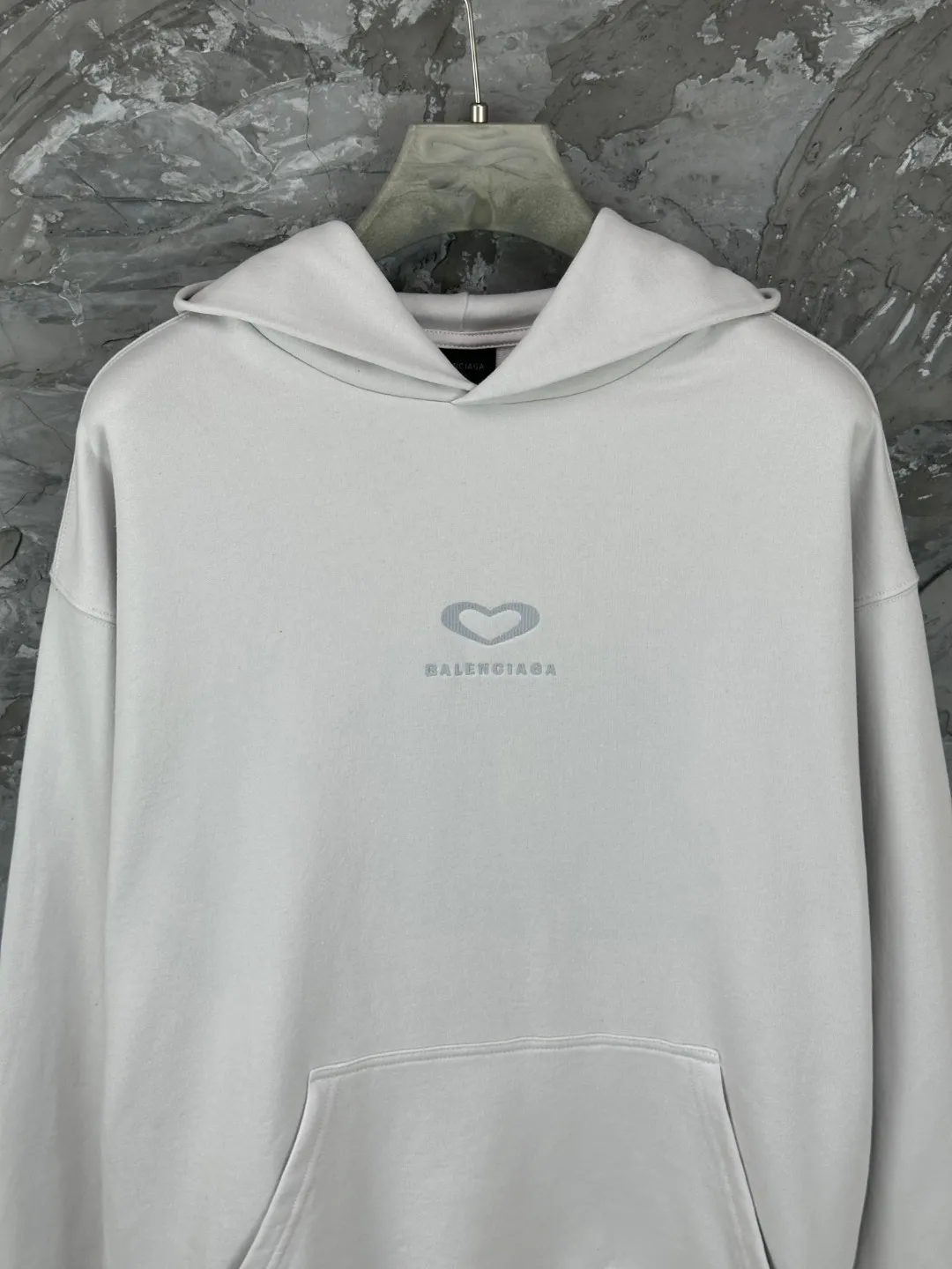 🅿️350 - BALENCI*GA Paris Chinese Valentine's Day limited edition hooded sweatshirt. The front embroidery is embroidered with an imported Tajima embroidery machine. The back letters are printed with environmentally friendly glue. Customized matching hardware. The letters are clear. The effect is three-dimensional. Exclusively matched to the pattern, woven and dyed 460g fabric. Threads are dyed in the same cylinder with zero color difference. Brick cabinet synchronization. Welcome to compare. Same style for men and women -Color: black off-white -SIZE: Xs S M L Style number 8991#