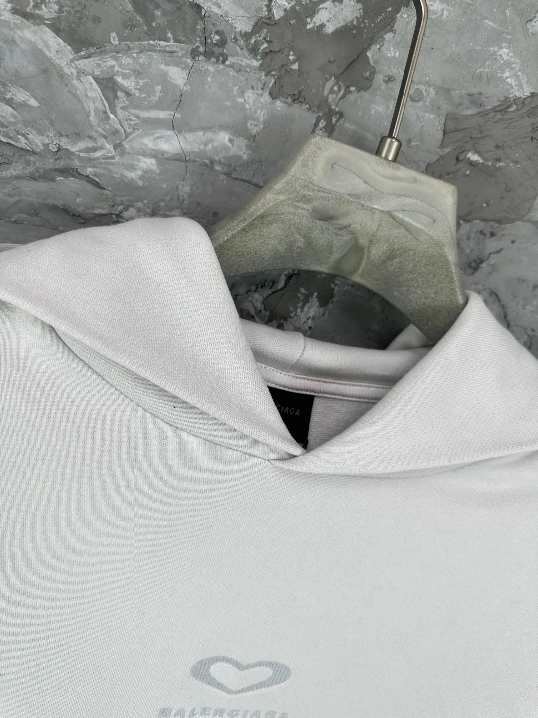 🅿️350 - BALENCI*GA Paris Chinese Valentine's Day limited edition hooded sweatshirt. The front embroidery is embroidered with an imported Tajima embroidery machine. The back letters are printed with environmentally friendly glue. Customized matching hardware. The letters are clear. The effect is three-dimensional. Exclusively matched to the pattern, woven and dyed 460g fabric. Threads are dyed in the same cylinder with zero color difference. Brick cabinet synchronization. Welcome to compare. Same style for men and women -Color: black off-white -SIZE: Xs S M L Style number 8991#
