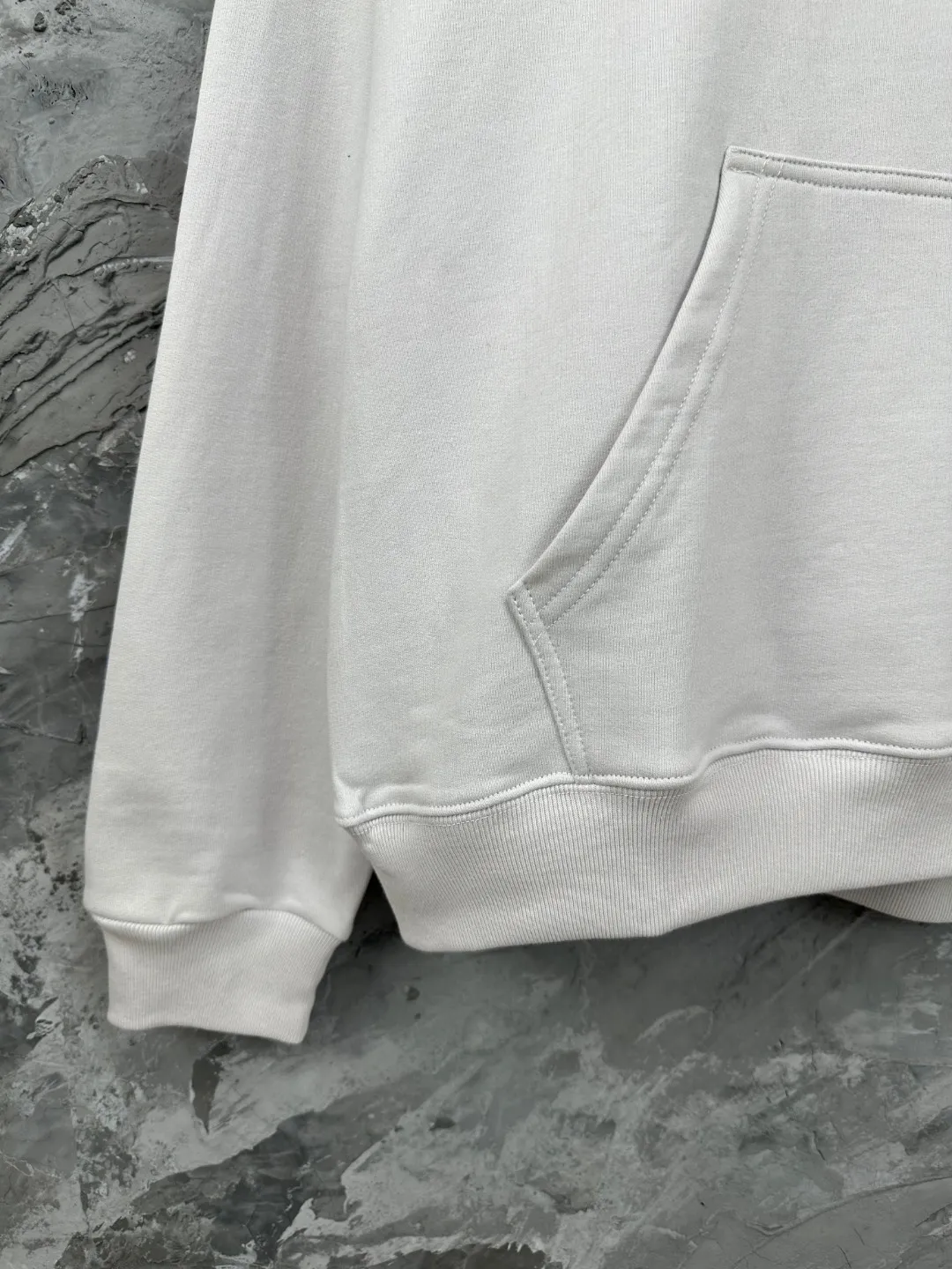 🅿️350 - BALENCI*GA Paris Chinese Valentine's Day limited edition hooded sweatshirt. The front embroidery is embroidered with an imported Tajima embroidery machine. The back letters are printed with environmentally friendly glue. Customized matching hardware. The letters are clear. The effect is three-dimensional. Exclusively matched to the pattern, woven and dyed 460g fabric. Threads are dyed in the same cylinder with zero color difference. Brick cabinet synchronization. Welcome to compare. Same style for men and women -Color: black off-white -SIZE: Xs S M L Style number 8991#