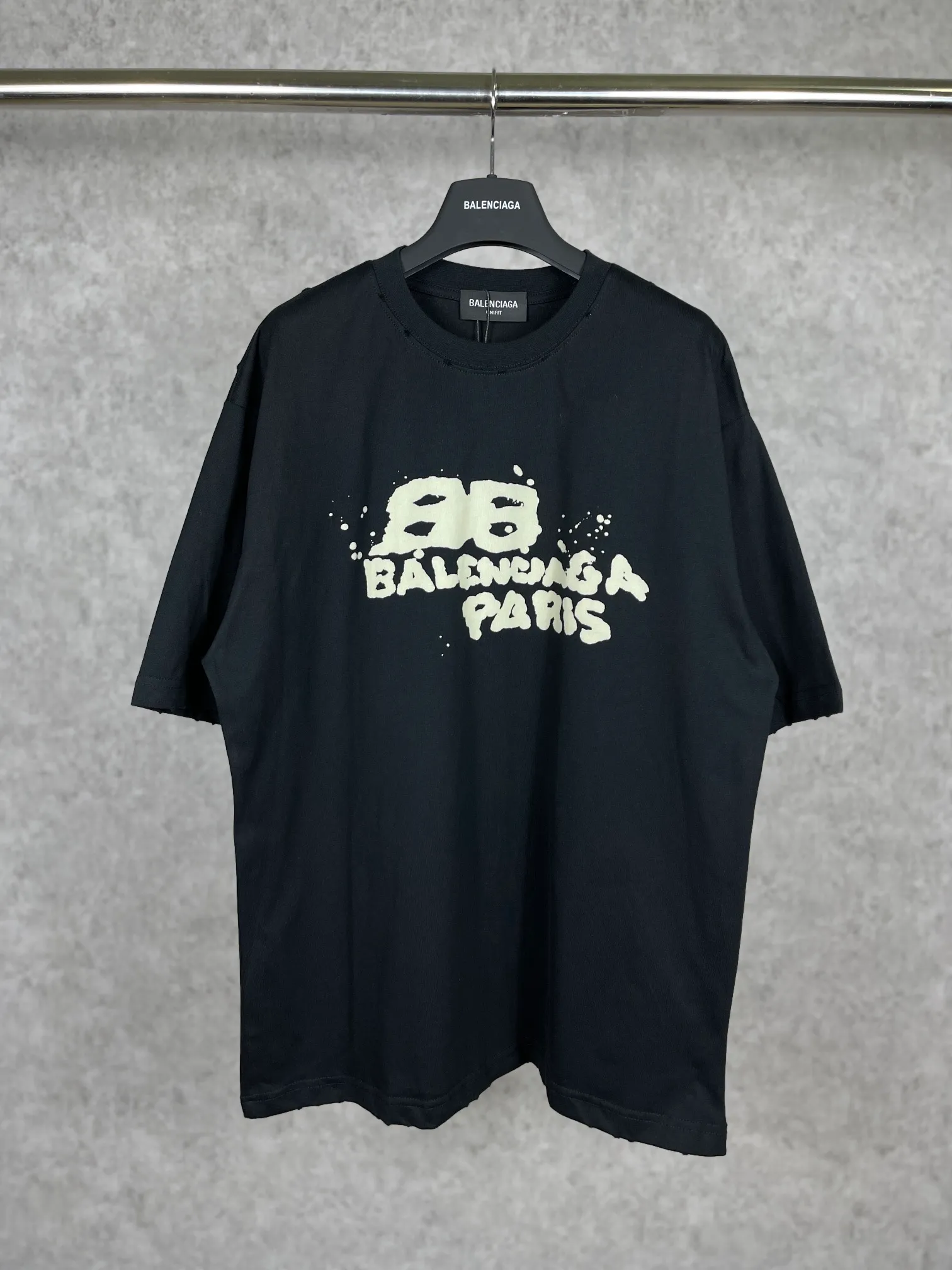 🅿️166 real photos [Top version. Official website quality] BALENCI*GA/Paris BALENCI*GA#BB hand-painted graffiti short-sleeved T-shirt. 2023 spring and summer new product. Brick cabinet synchronization. The fabric is made of Paris ZP custom-woven and dyed 100% cotton double yarn compact cotton. The weight is 260 grams, the cloth surface is clean. The cloth pattern is clear. Soft and comfortable. Good color fastness. Not easy to change color. The threads are woven and dyed with no color difference. The printing uses a circular machine to imitate hand-painted effects. No burrs. The color follows the original board. The brick cabinet is restored. The version adopts the OS loose shoulder version. Same style for men and women. Coding: BL223001 Color: black, white, gray blue, pink Size: XS S M L