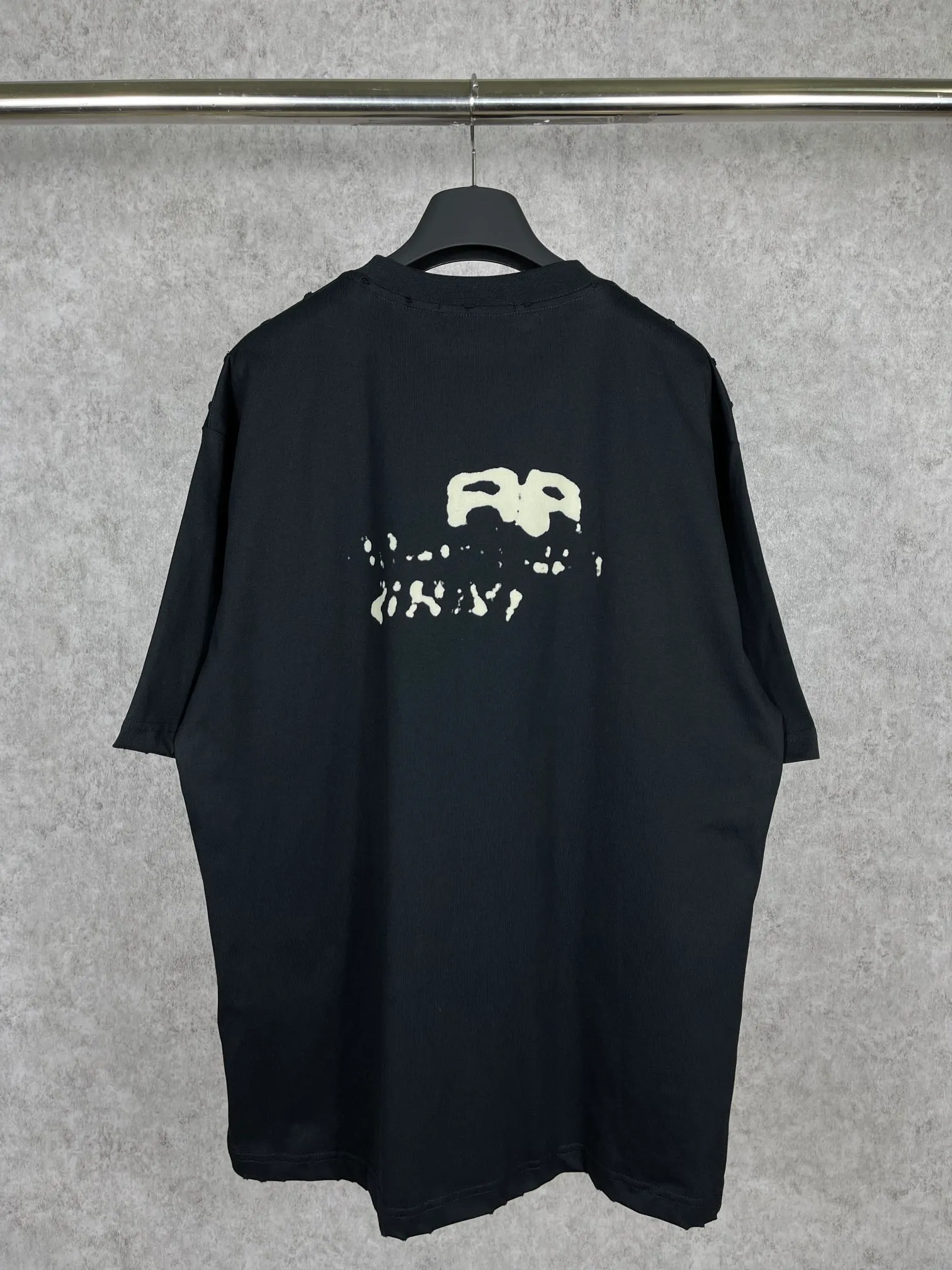 🅿️166 real photos [Top version. Official website quality] BALENCI*GA/Paris BALENCI*GA#BB hand-painted graffiti short-sleeved T-shirt. 2023 spring and summer new product. Brick cabinet synchronization. The fabric is made of Paris ZP custom-woven and dyed 100% cotton double yarn compact cotton. The weight is 260 grams, the cloth surface is clean. The cloth pattern is clear. Soft and comfortable. Good color fastness. Not easy to change color. The threads are woven and dyed with no color difference. The printing uses a circular machine to imitate hand-painted effects. No burrs. The color follows the original board. The brick cabinet is restored. The version adopts the OS loose shoulder version. Same style for men and women. Coding: BL223001 Color: black, white, gray blue, pink Size: XS S M L
