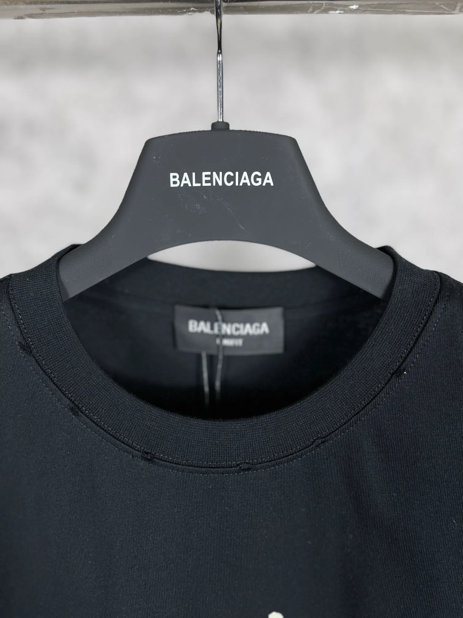 🅿️166 real photos [Top version. Official website quality] BALENCI*GA/Paris BALENCI*GA#BB hand-painted graffiti short-sleeved T-shirt. 2023 spring and summer new product. Brick cabinet synchronization. The fabric is made of Paris ZP custom-woven and dyed 100% cotton double yarn compact cotton. The weight is 260 grams, the cloth surface is clean. The cloth pattern is clear. Soft and comfortable. Good color fastness. Not easy to change color. The threads are woven and dyed with no color difference. The printing uses a circular machine to imitate hand-painted effects. No burrs. The color follows the original board. The brick cabinet is restored. The version adopts the OS loose shoulder version. Same style for men and women. Coding: BL223001 Color: black, white, gray blue, pink Size: XS S M L