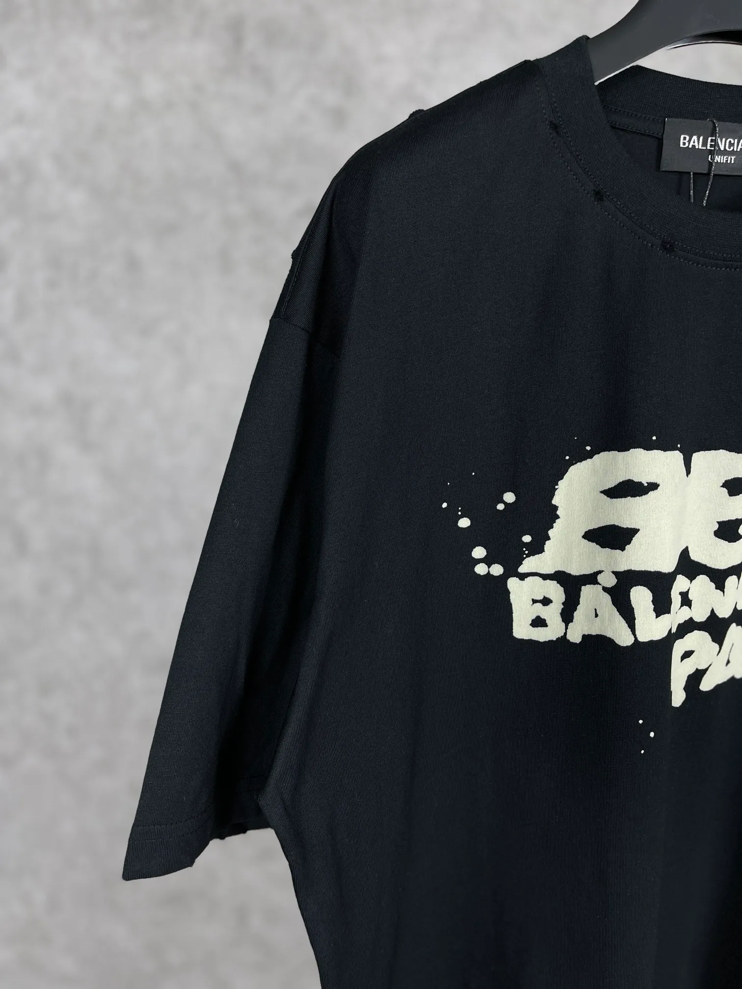 🅿️166 real photos [Top version. Official website quality] BALENCI*GA/Paris BALENCI*GA#BB hand-painted graffiti short-sleeved T-shirt. 2023 spring and summer new product. Brick cabinet synchronization. The fabric is made of Paris ZP custom-woven and dyed 100% cotton double yarn compact cotton. The weight is 260 grams, the cloth surface is clean. The cloth pattern is clear. Soft and comfortable. Good color fastness. Not easy to change color. The threads are woven and dyed with no color difference. The printing uses a circular machine to imitate hand-painted effects. No burrs. The color follows the original board. The brick cabinet is restored. The version adopts the OS loose shoulder version. Same style for men and women. Coding: BL223001 Color: black, white, gray blue, pink Size: XS S M L