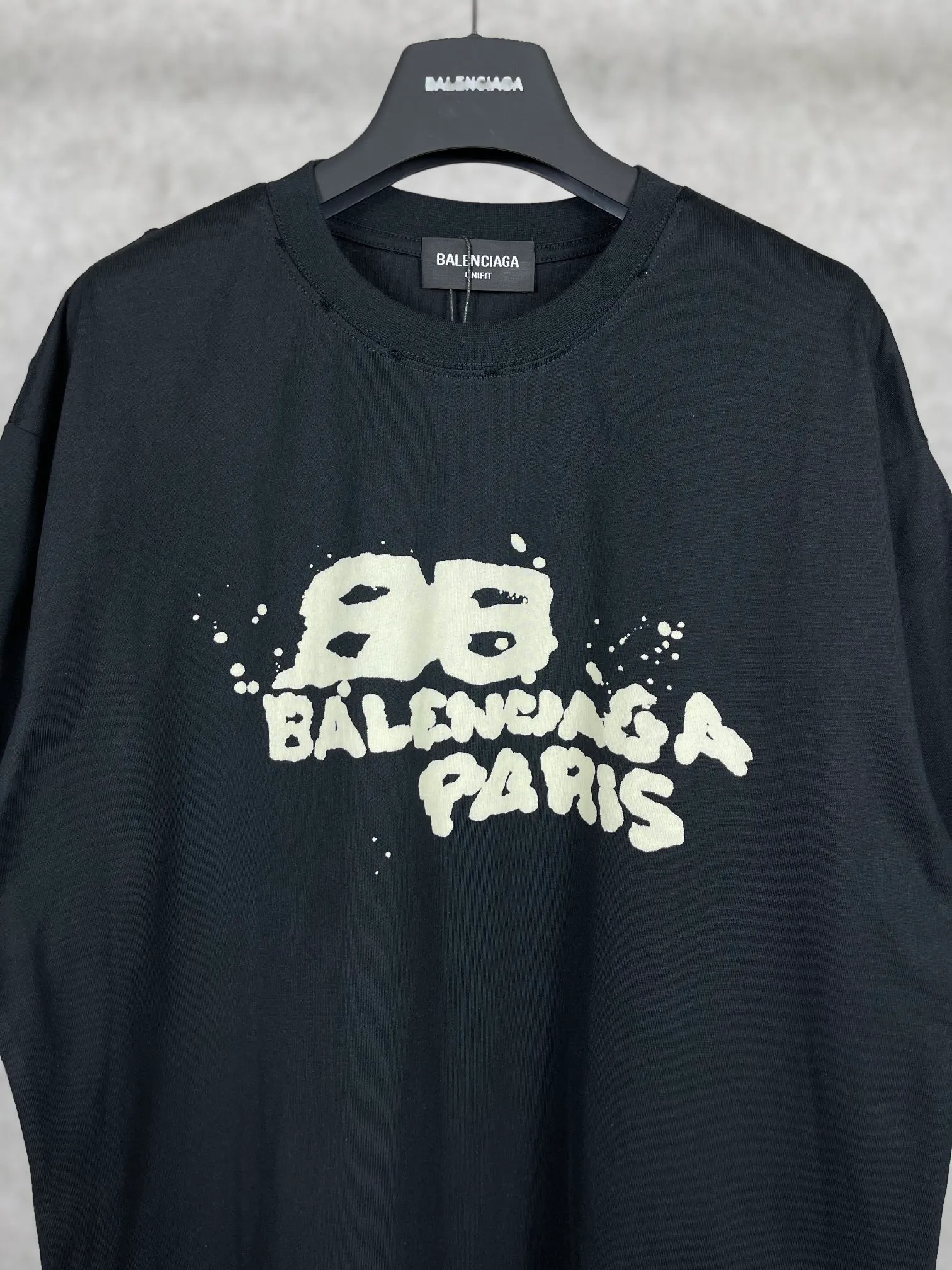 🅿️166 real photos [Top version. Official website quality] BALENCI*GA/Paris BALENCI*GA#BB hand-painted graffiti short-sleeved T-shirt. 2023 spring and summer new product. Brick cabinet synchronization. The fabric is made of Paris ZP custom-woven and dyed 100% cotton double yarn compact cotton. The weight is 260 grams, the cloth surface is clean. The cloth pattern is clear. Soft and comfortable. Good color fastness. Not easy to change color. The threads are woven and dyed with no color difference. The printing uses a circular machine to imitate hand-painted effects. No burrs. The color follows the original board. The brick cabinet is restored. The version adopts the OS loose shoulder version. Same style for men and women. Coding: BL223001 Color: black, white, gray blue, pink Size: XS S M L