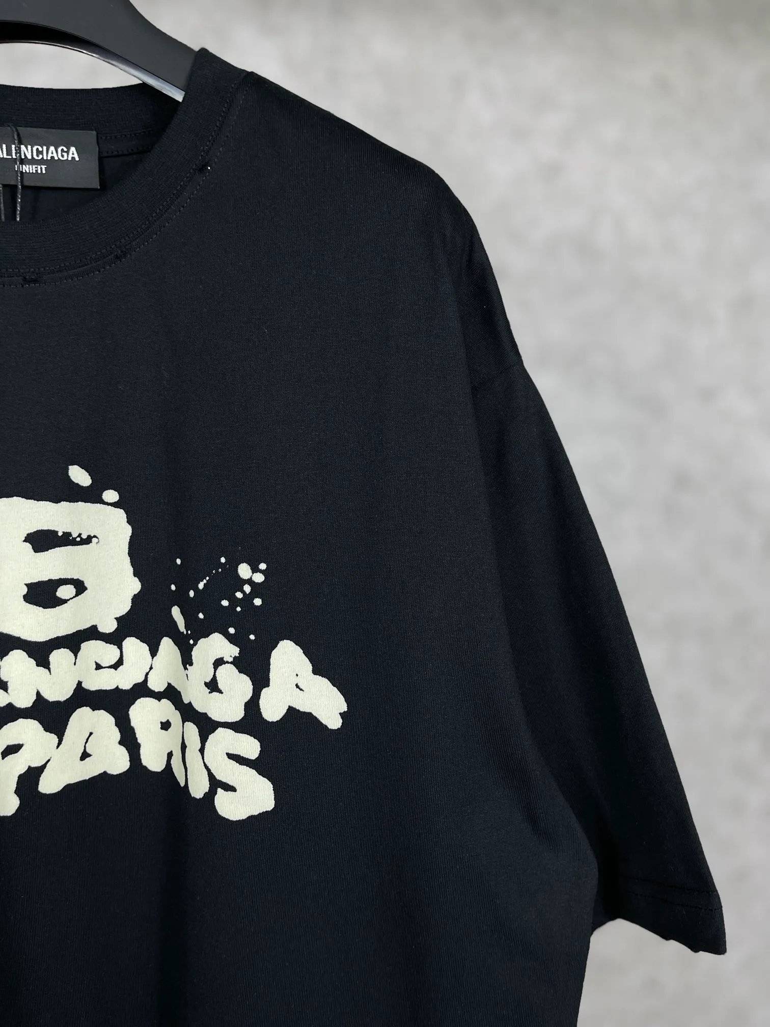 🅿️166 real photos [Top version. Official website quality] BALENCI*GA/Paris BALENCI*GA#BB hand-painted graffiti short-sleeved T-shirt. 2023 spring and summer new product. Brick cabinet synchronization. The fabric is made of Paris ZP custom-woven and dyed 100% cotton double yarn compact cotton. The weight is 260 grams, the cloth surface is clean. The cloth pattern is clear. Soft and comfortable. Good color fastness. Not easy to change color. The threads are woven and dyed with no color difference. The printing uses a circular machine to imitate hand-painted effects. No burrs. The color follows the original board. The brick cabinet is restored. The version adopts the OS loose shoulder version. Same style for men and women. Coding: BL223001 Color: black, white, gray blue, pink Size: XS S M L