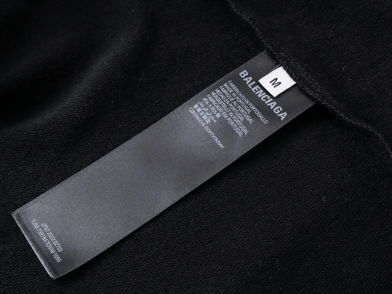 🅿️330 real photos [Top version. Official website quality] BALENCI*GA/Paris. SS25 latest model, Balenciaxx art multi-branded printed hooded sweatshirt. Brick cabinet synchronization. Genuine product developed in the first time, happy to print and compare! The fabric is made of Paris ZP custom-woven and dyed cotton sweatshirt. Weighing 460 grams, the cloth surface is clean. The cloth pattern is clear, soft and comfortable. The threads are dyed with no color difference. The printing uses environmentally friendly imported materials. The letters are clear and the effect is three-dimensional. The version adopts OS loose shoulder design. Same style for men and women. Code: BL258962 Color: black, white Size: XS S M L