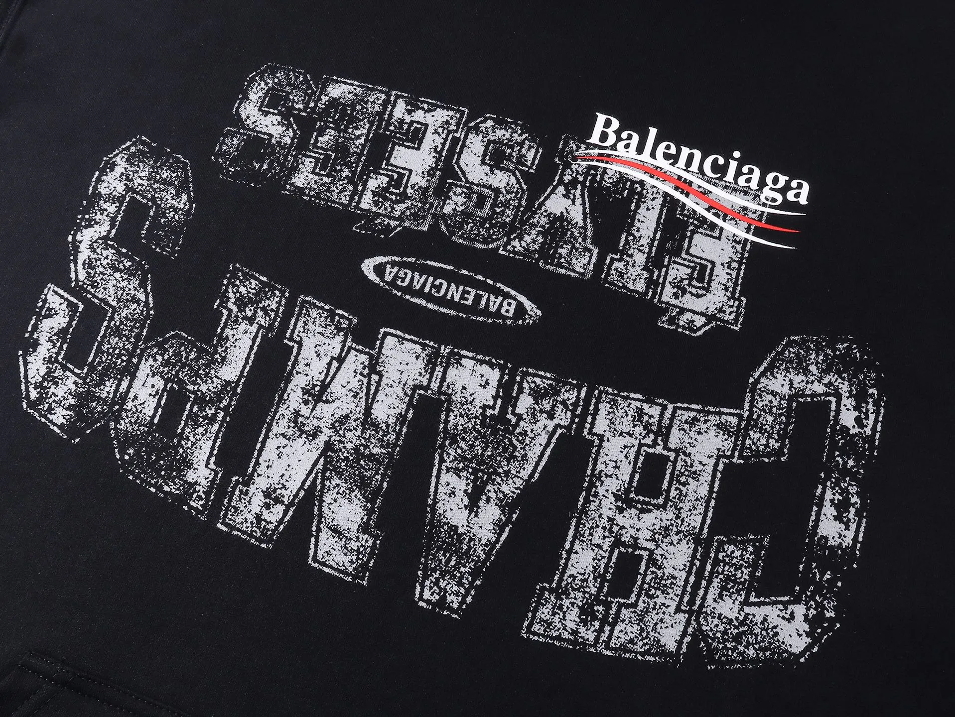 🅿️330 real photos [Top version. Official website quality] BALENCI*GA/Paris. SS25 latest model, Balenciaxx art multi-branded printed hooded sweatshirt. Brick cabinet synchronization. Genuine product developed in the first time, happy to print and compare! The fabric is made of Paris ZP custom-woven and dyed cotton sweatshirt. Weighing 460 grams, the cloth surface is clean. The cloth pattern is clear, soft and comfortable. The threads are dyed with no color difference. The printing uses environmentally friendly imported materials. The letters are clear and the effect is three-dimensional. The version adopts OS loose shoulder design. Same style for men and women. Code: BL258962 Color: black, white Size: XS S M L