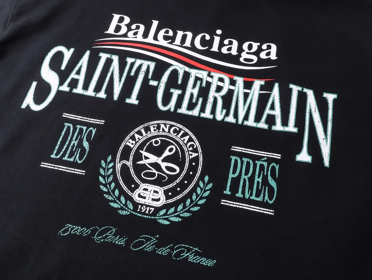 🅿️330 real photos [Top version. Official website quality] BALENCI*GA/Paris. SS25 latest model, Balenciaxx art multi-branded printed hooded sweatshirt. Brick cabinet synchronization. Genuine product developed in the first time, happy to print and compare! The fabric is made of Paris ZP custom-woven and dyed cotton sweatshirt. Weighing 460 grams, the cloth surface is clean. The cloth pattern is clear, soft and comfortable. The threads are dyed with no color difference. The printing uses environmentally friendly imported materials. The letters are clear and the effect is three-dimensional. The version adopts OS loose shoulder design. Same style for men and women. Code: BL258962 Color: black, white Size: XS S M L