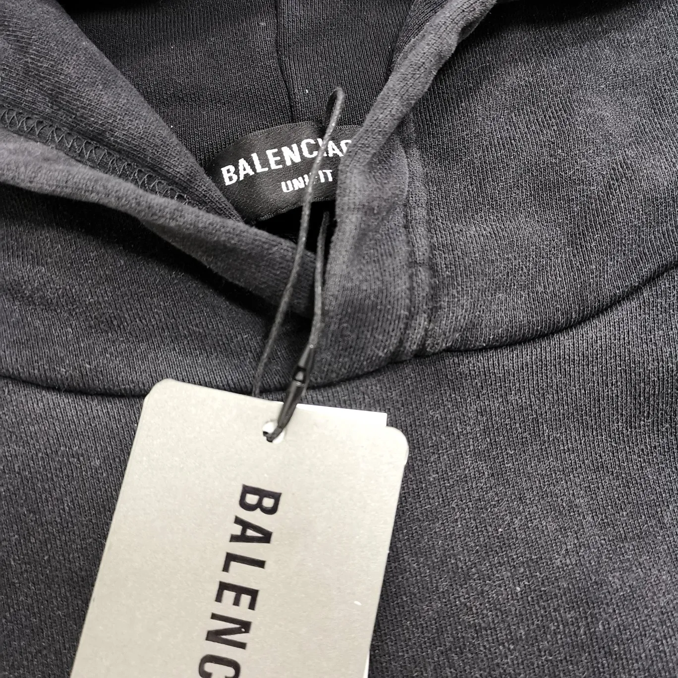 Details added——Spring and autumn top version new BALENCIAGA Balenciaga red letter embroidered double B pure cotton loose loose hooded sweatshirt for men and women couples is too complicated! Indescribable! Washed and lightly fried with snowflakes for a nostalgic treatment, and the shoulder sleeves are sprayed with maliu and washed with water! The entire fabric is pre-shrunk and then garment washed. Need better fabric. I guess L size has been reduced to XS size. Workmanship: Fine sewing craftsmanship, budget for the stitch size, and the degree of shrinkage after washing. You must buy one of this model. If you are still wondering which one to buy, then don’t worry, just buy this one! Printing: Produced by Tajima Embroidery in Japan, with 3D cherry blossom thread. Fabric: 480 combed cotton terry fabric, full of drape! Accessories: Customized ribbing, three-standard size: XS-L Color: washed black P: 480