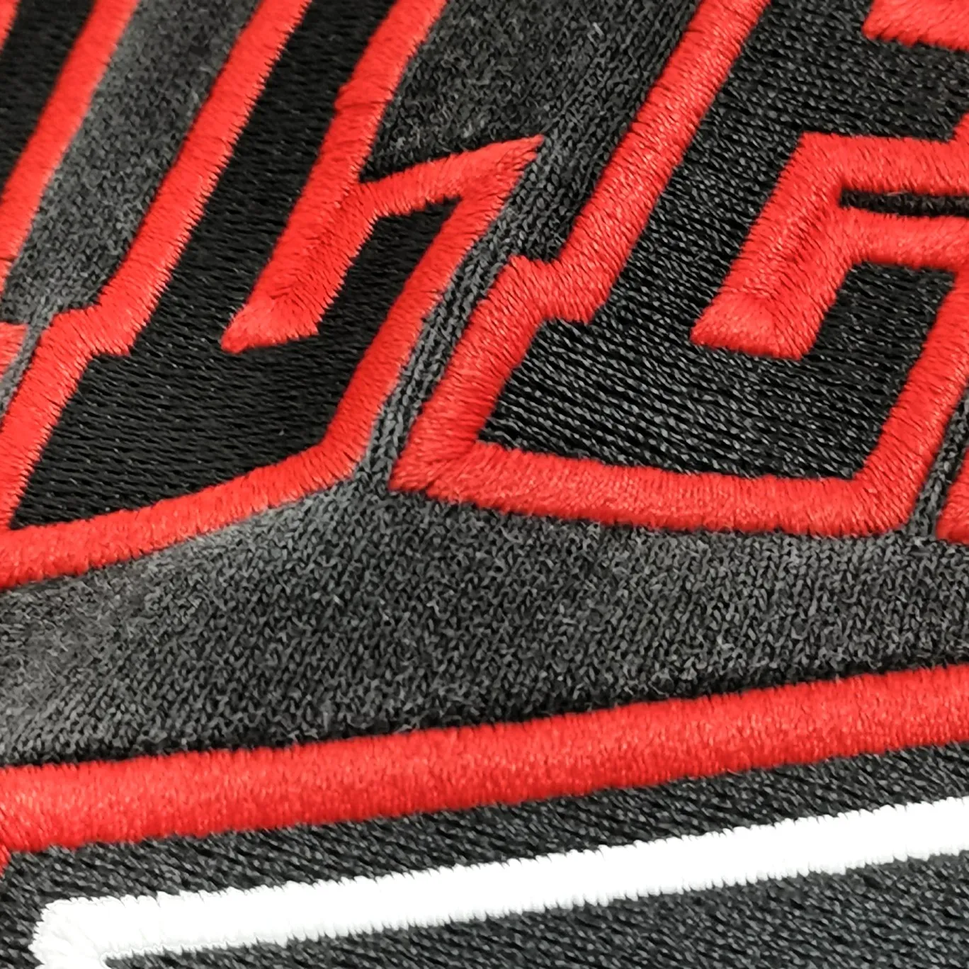 Details added——Spring and autumn top version new BALENCIAGA Balenciaga red letter embroidered double B pure cotton loose loose hooded sweatshirt for men and women couples is too complicated! Indescribable! Washed and lightly fried with snowflakes for a nostalgic treatment, and the shoulder sleeves are sprayed with maliu and washed with water! The entire fabric is pre-shrunk and then garment washed. Need better fabric. I guess L size has been reduced to XS size. Workmanship: Fine sewing craftsmanship, budget for the stitch size, and the degree of shrinkage after washing. You must buy one of this model. If you are still wondering which one to buy, then don’t worry, just buy this one! Printing: Produced by Tajima Embroidery in Japan, with 3D cherry blossom thread. Fabric: 480 combed cotton terry fabric, full of drape! Accessories: Customized ribbing, three-standard size: XS-L Color: washed black P: 480