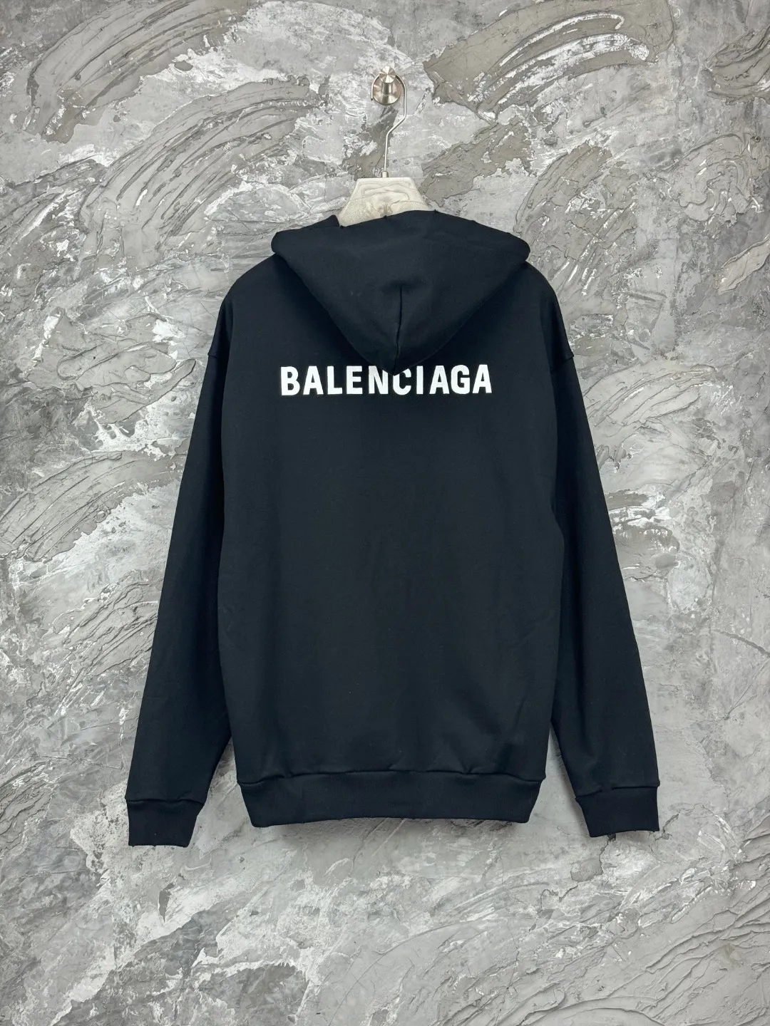 🅿️390 - BALENCI*GA Paris embroidered small letter hooded sweatshirt. The front and back embroidery is finely embroidered by imported Tajima embroidery machines. Handmade masters position and polish. Customized matching hardware. Clear letters. Three-dimensional effect. Exclusively pattern-matched, custom-woven and dyed 460g fabric. Threads are dyed in the same cylinder with zero color difference. Brick cabinet synchronization. Welcome to compare. Same style for men and women -Color: black, off-white -SIZE: Xs S M L Style number 8980#