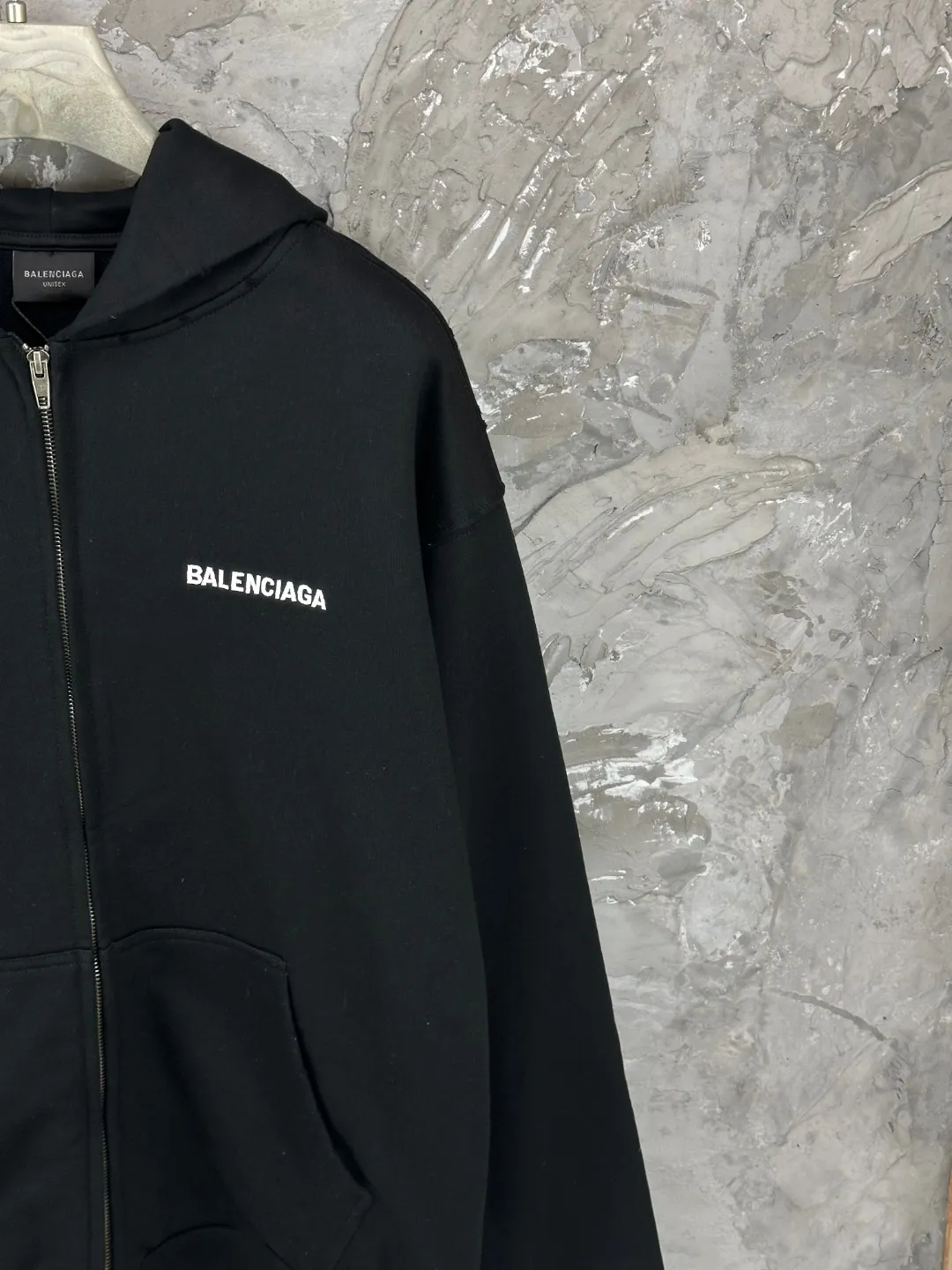 🅿️390 - BALENCI*GA Paris embroidered small letter hooded sweatshirt. The front and back embroidery is finely embroidered by imported Tajima embroidery machines. Handmade masters position and polish. Customized matching hardware. Clear letters. Three-dimensional effect. Exclusively pattern-matched, custom-woven and dyed 460g fabric. Threads are dyed in the same cylinder with zero color difference. Brick cabinet synchronization. Welcome to compare. Same style for men and women -Color: black, off-white -SIZE: Xs S M L Style number 8980#