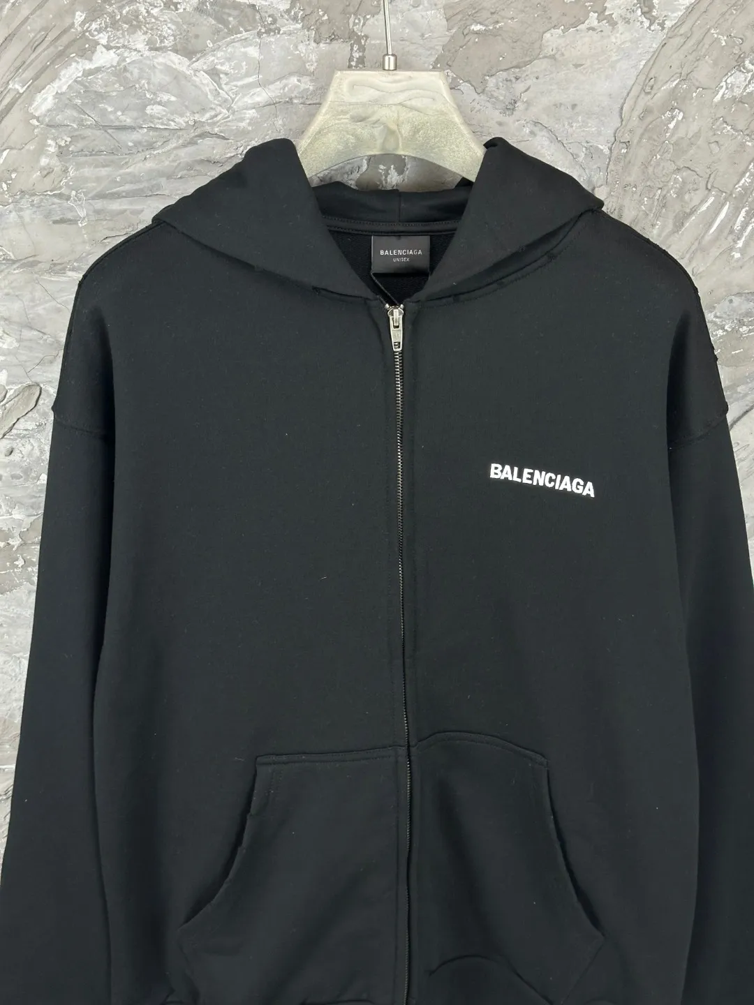 🅿️390 - BALENCI*GA Paris embroidered small letter hooded sweatshirt. The front and back embroidery is finely embroidered by imported Tajima embroidery machines. Handmade masters position and polish. Customized matching hardware. Clear letters. Three-dimensional effect. Exclusively pattern-matched, custom-woven and dyed 460g fabric. Threads are dyed in the same cylinder with zero color difference. Brick cabinet synchronization. Welcome to compare. Same style for men and women -Color: black, off-white -SIZE: Xs S M L Style number 8980#