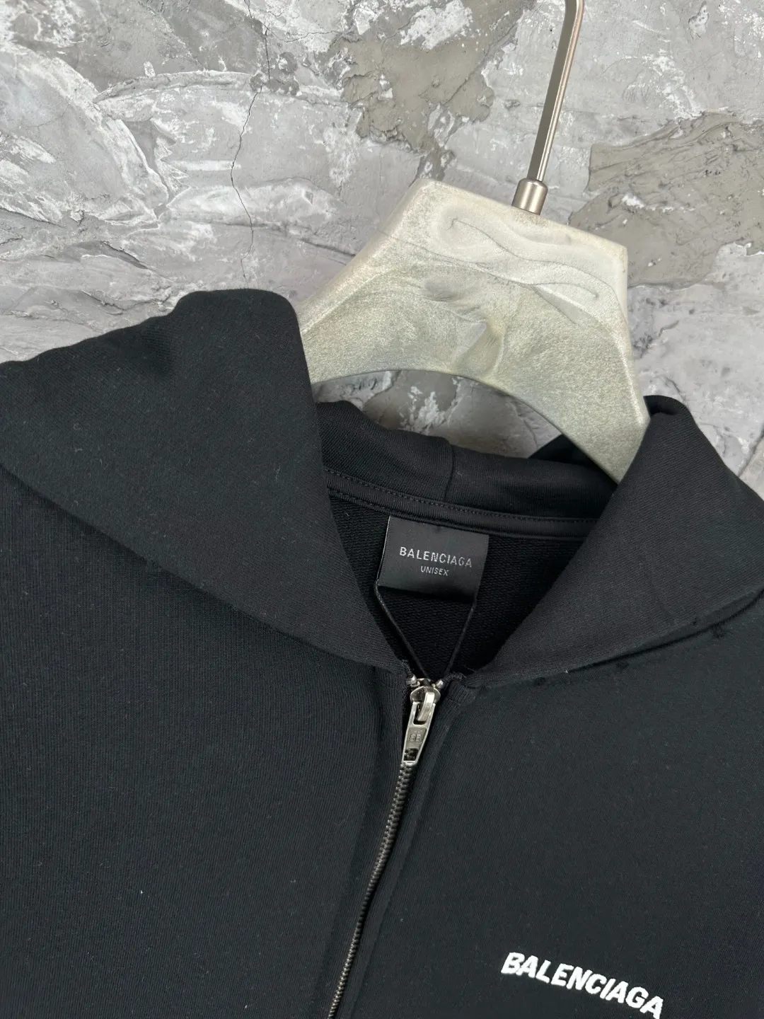 🅿️390 - BALENCI*GA Paris embroidered small letter hooded sweatshirt. The front and back embroidery is finely embroidered by imported Tajima embroidery machines. Handmade masters position and polish. Customized matching hardware. Clear letters. Three-dimensional effect. Exclusively pattern-matched, custom-woven and dyed 460g fabric. Threads are dyed in the same cylinder with zero color difference. Brick cabinet synchronization. Welcome to compare. Same style for men and women -Color: black, off-white -SIZE: Xs S M L Style number 8980#