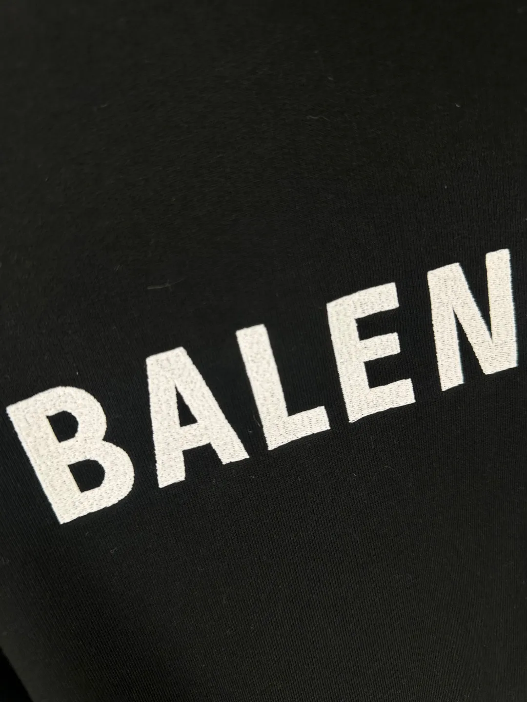 🅿️390 - BALENCI*GA Paris embroidered small letter hooded sweatshirt. The front and back embroidery is finely embroidered by imported Tajima embroidery machines. Handmade masters position and polish. Customized matching hardware. Clear letters. Three-dimensional effect. Exclusively pattern-matched, custom-woven and dyed 460g fabric. Threads are dyed in the same cylinder with zero color difference. Brick cabinet synchronization. Welcome to compare. Same style for men and women -Color: black, off-white -SIZE: Xs S M L Style number 8980#