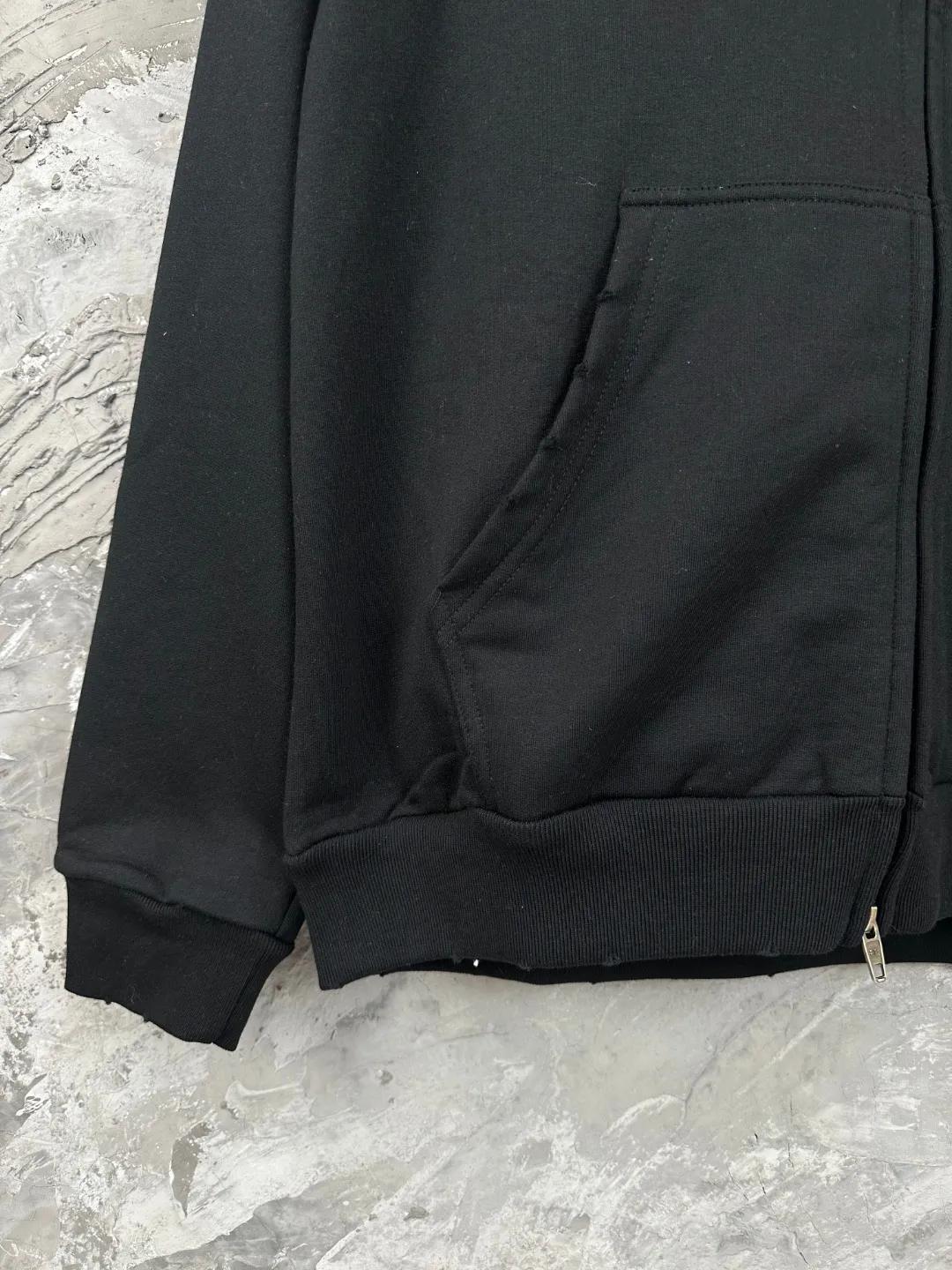 🅿️390 - BALENCI*GA Paris embroidered small letter hooded sweatshirt. The front and back embroidery is finely embroidered by imported Tajima embroidery machines. Handmade masters position and polish. Customized matching hardware. Clear letters. Three-dimensional effect. Exclusively pattern-matched, custom-woven and dyed 460g fabric. Threads are dyed in the same cylinder with zero color difference. Brick cabinet synchronization. Welcome to compare. Same style for men and women -Color: black, off-white -SIZE: Xs S M L Style number 8980#