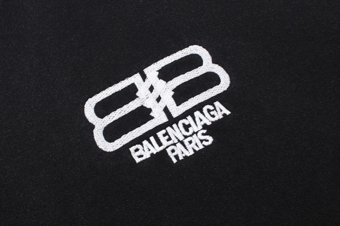 🅿️320 real photos [Top version. Official website quality] BALENCI*GA/Paris.BB embroidered hooded sweatshirt. Brick cabinet synchronization. The fabric is made of Paris ZP custom-woven and dyed 100% cotton double yarn compact cotton. The weight is 450 grams, the cloth surface is clean. The cloth pattern is clear, soft and comfortable, and the threads are dyed with no color difference. The classic patterns are embroidered using imported embroidery machines. The effect is three-dimensional. Restore the brick cabinet. Different market currencies. Welcome to compare. The version adopts the OS loose shoulder version. The same style for men and women. Code: BL238019 Color: washed black, beige size: XS S M L