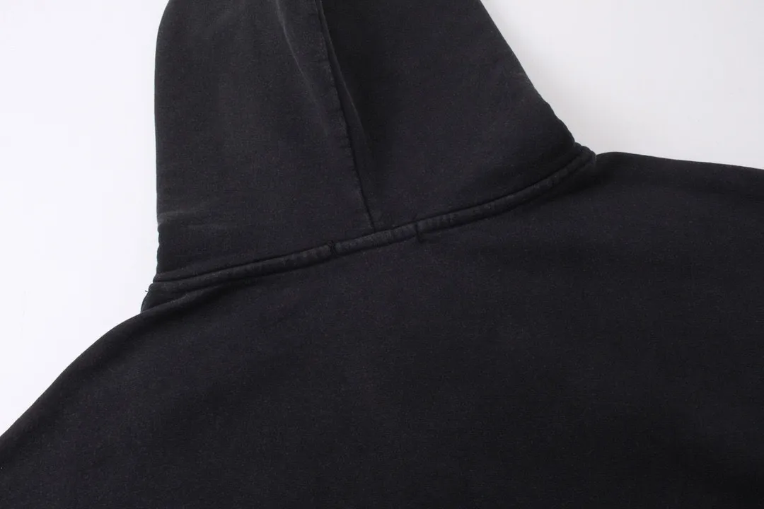 🅿️320 real photos [Top version. Official website quality] BALENCI*GA/Paris.BB embroidered hooded sweatshirt. Brick cabinet synchronization. The fabric is made of Paris ZP custom-woven and dyed 100% cotton double yarn compact cotton. The weight is 450 grams, the cloth surface is clean. The cloth pattern is clear, soft and comfortable, and the threads are dyed with no color difference. The classic patterns are embroidered using imported embroidery machines. The effect is three-dimensional. Restore the brick cabinet. Different market currencies. Welcome to compare. The version adopts the OS loose shoulder version. The same style for men and women. Code: BL238019 Color: washed black, beige size: XS S M L