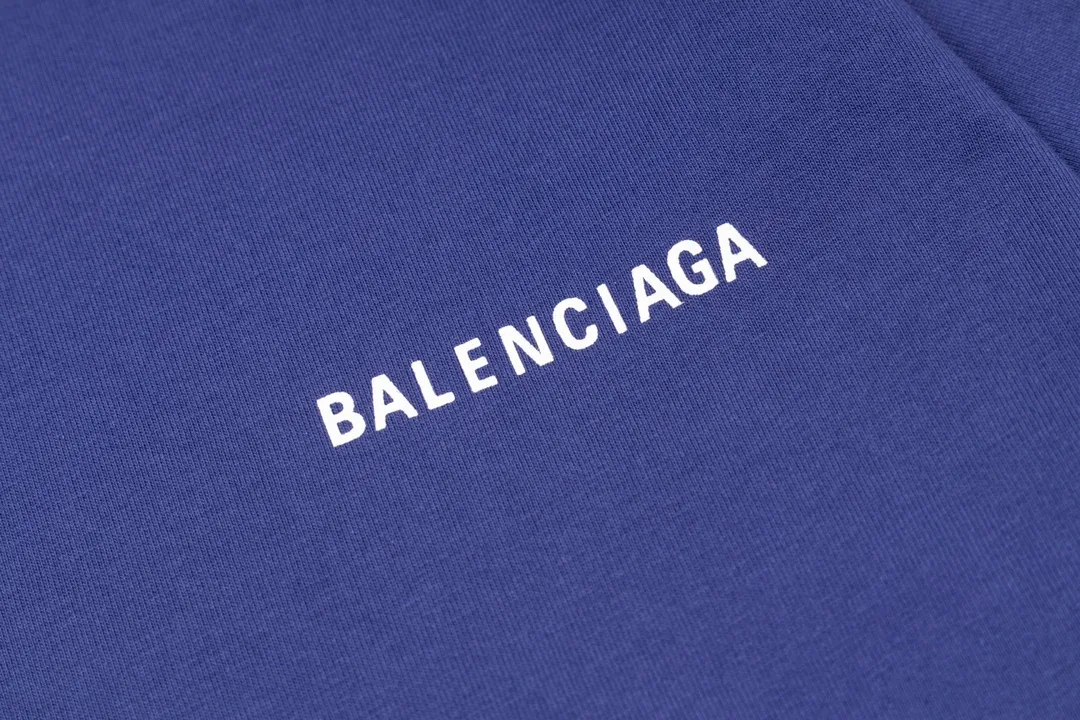 🅿️166 Detailed picture [Top version. Official website quality] BALENCI*GA/Paris#Classic style. Classic letter printed short-sleeved T-shirt on the front and back #brick cabinet synchronization.                       The fabric is made of Paris ZP custom-woven and dyed cotton double yarn, weighing 260 grams. The cloth surface is clean. The cloth pattern is clear, soft and comfortable. The threads are dyed with no color difference. The classic pattern is printed with environmentally friendly imported materials, precision printing screen, the letters are clear, the effect is three-dimensional, and the brick cabinet is restored. The version adopts OS loose shoulder style. Same style for men and women. Coding: BL223022 Color: black, beige, white, blue, floral gray, beige. Size: XS to L